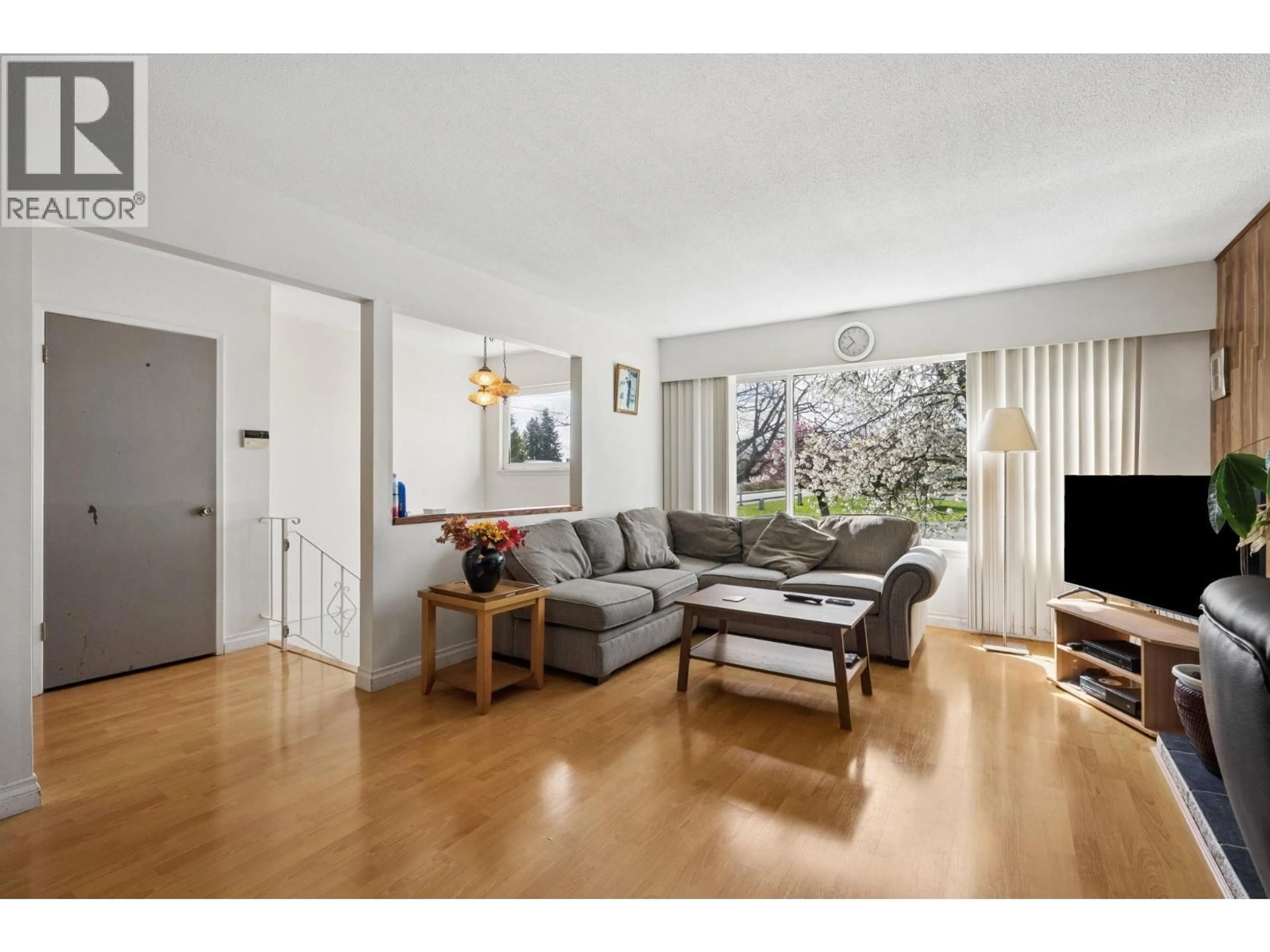 Living room with furniture, wood/laminate floor for 10971 MADDOCKS ROAD, Richmond British Columbia V7A3N1