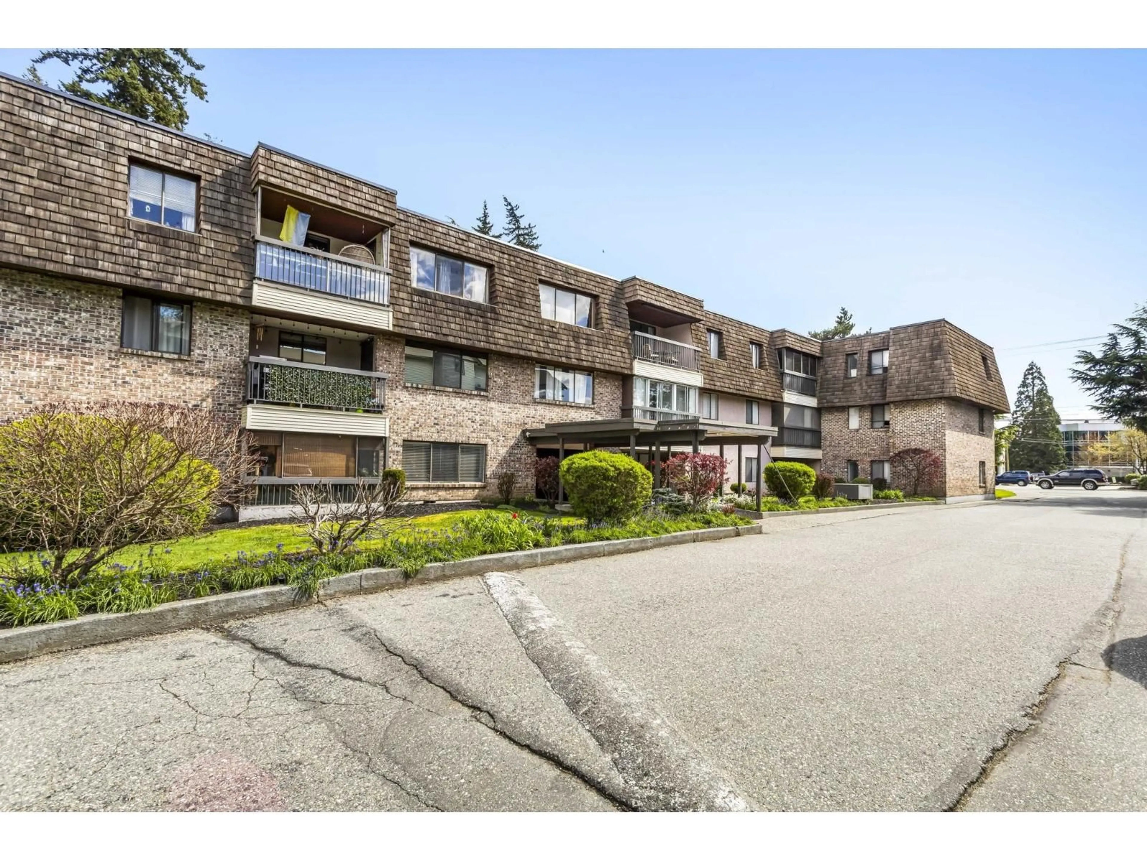 A pic from outside/outdoor area/front of a property/back of a property/a pic from drone, unknown for 311 - 32175 OLD YALE ROAD, Abbotsford British Columbia V2T2C8