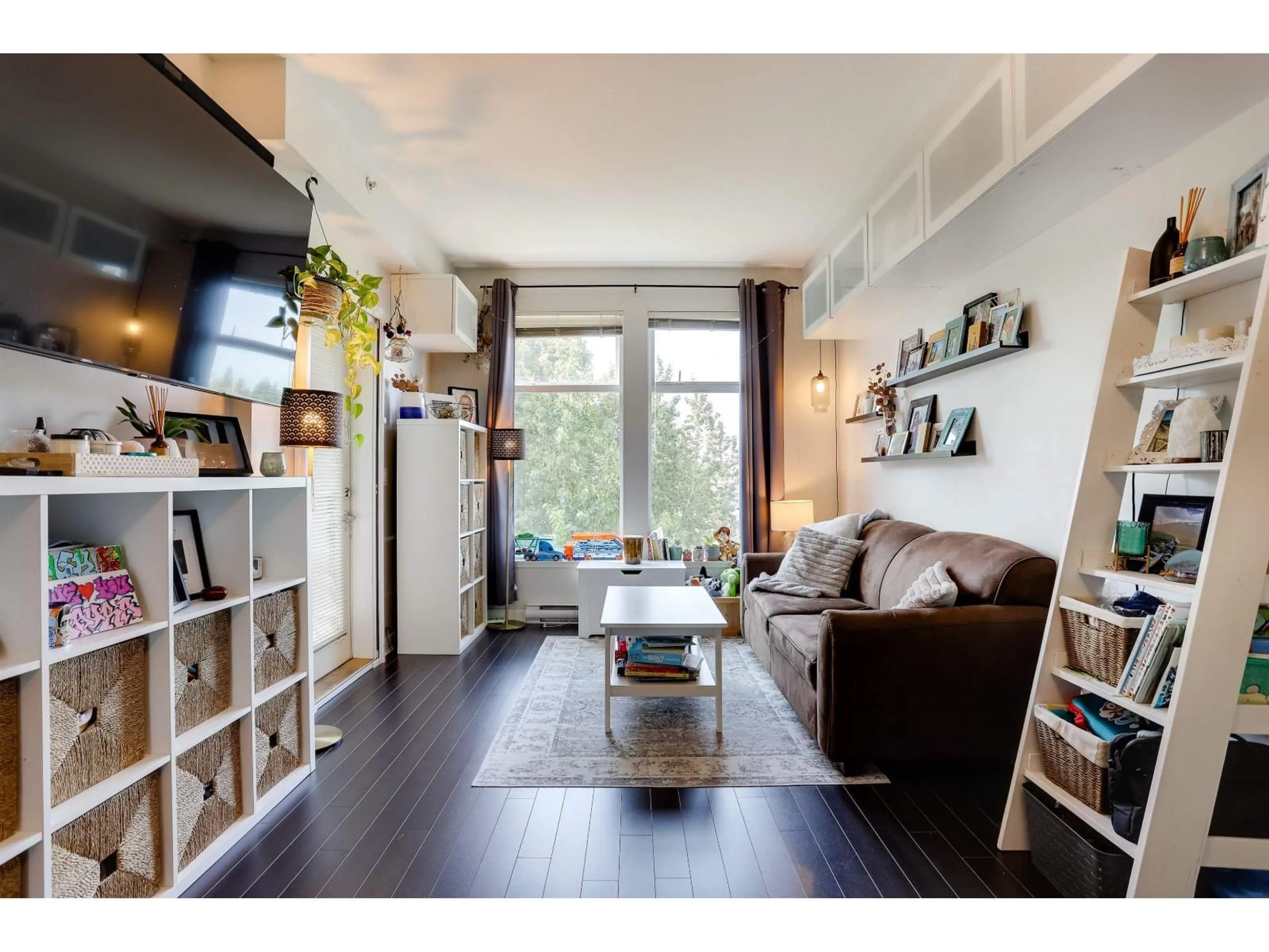Living room with furniture, wood/laminate floor for 457 - 6758 188 STREET, Surrey British Columbia V4N6K2