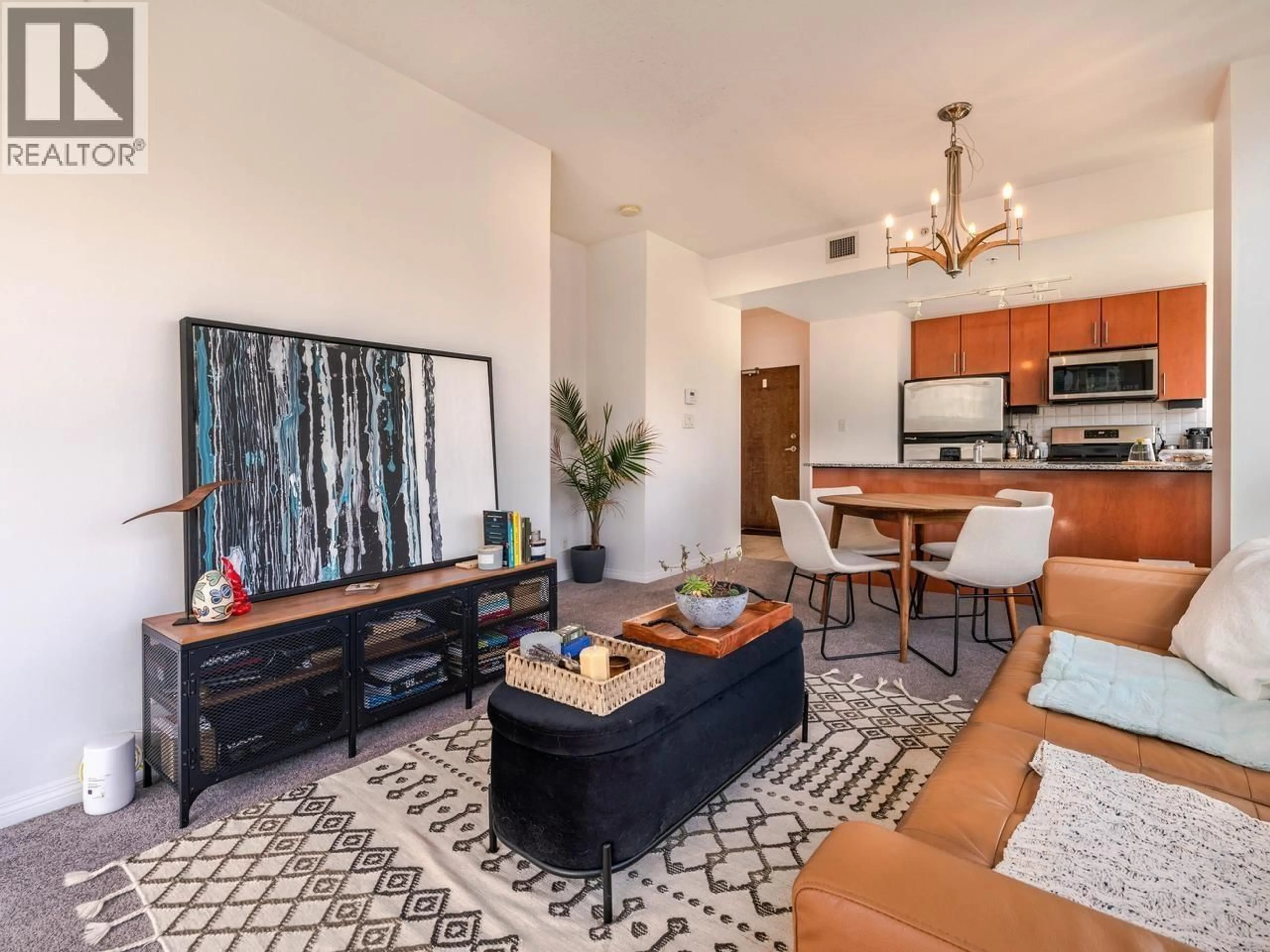 Living room with furniture, ceramic/tile floor for 401 - 138 ESPLANADE, North Vancouver British Columbia V7L4X9