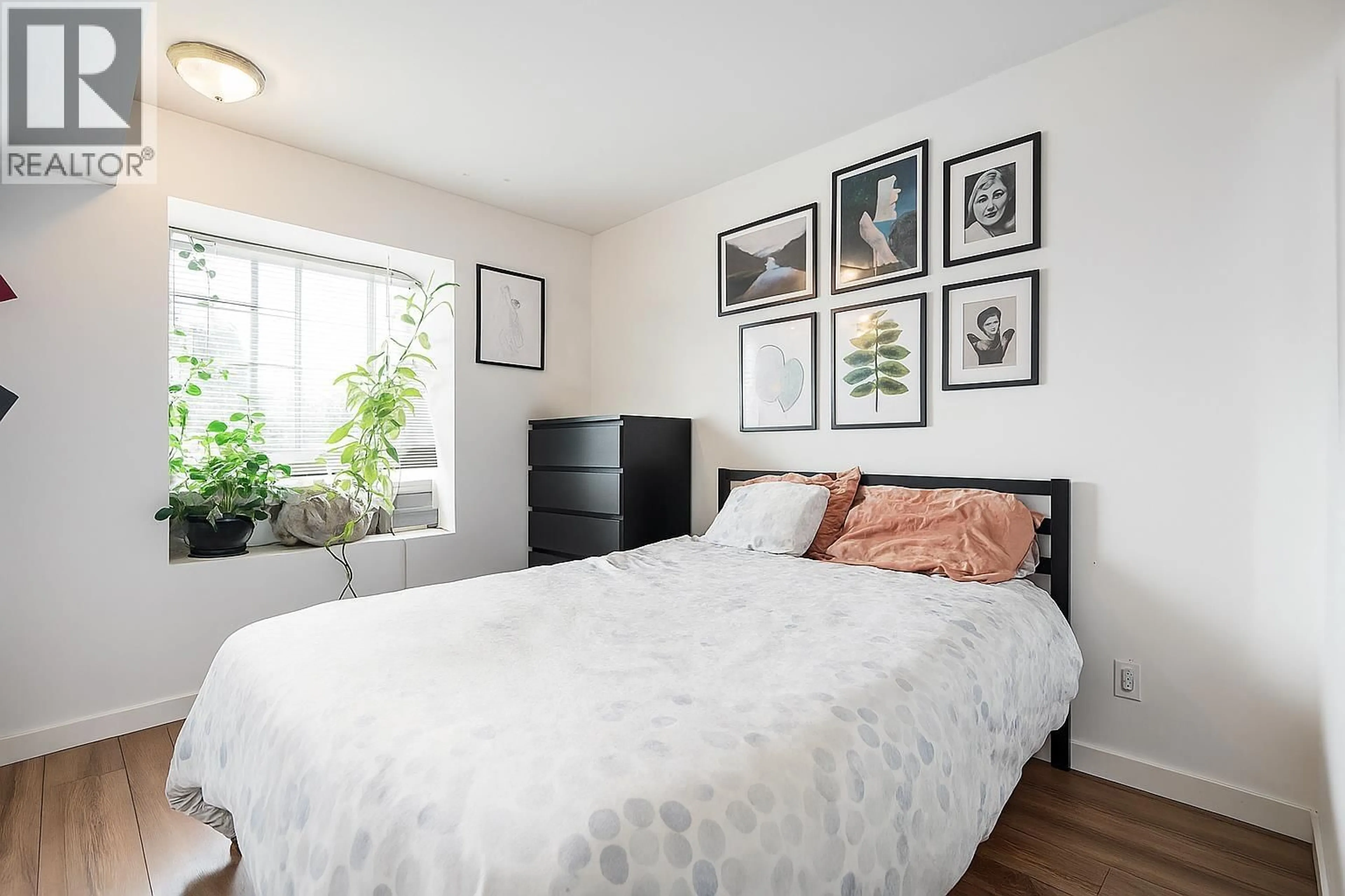 Bedroom with bed, wood/laminate floor for 212 - 868 KINGSWAY, Vancouver British Columbia V6V3C3