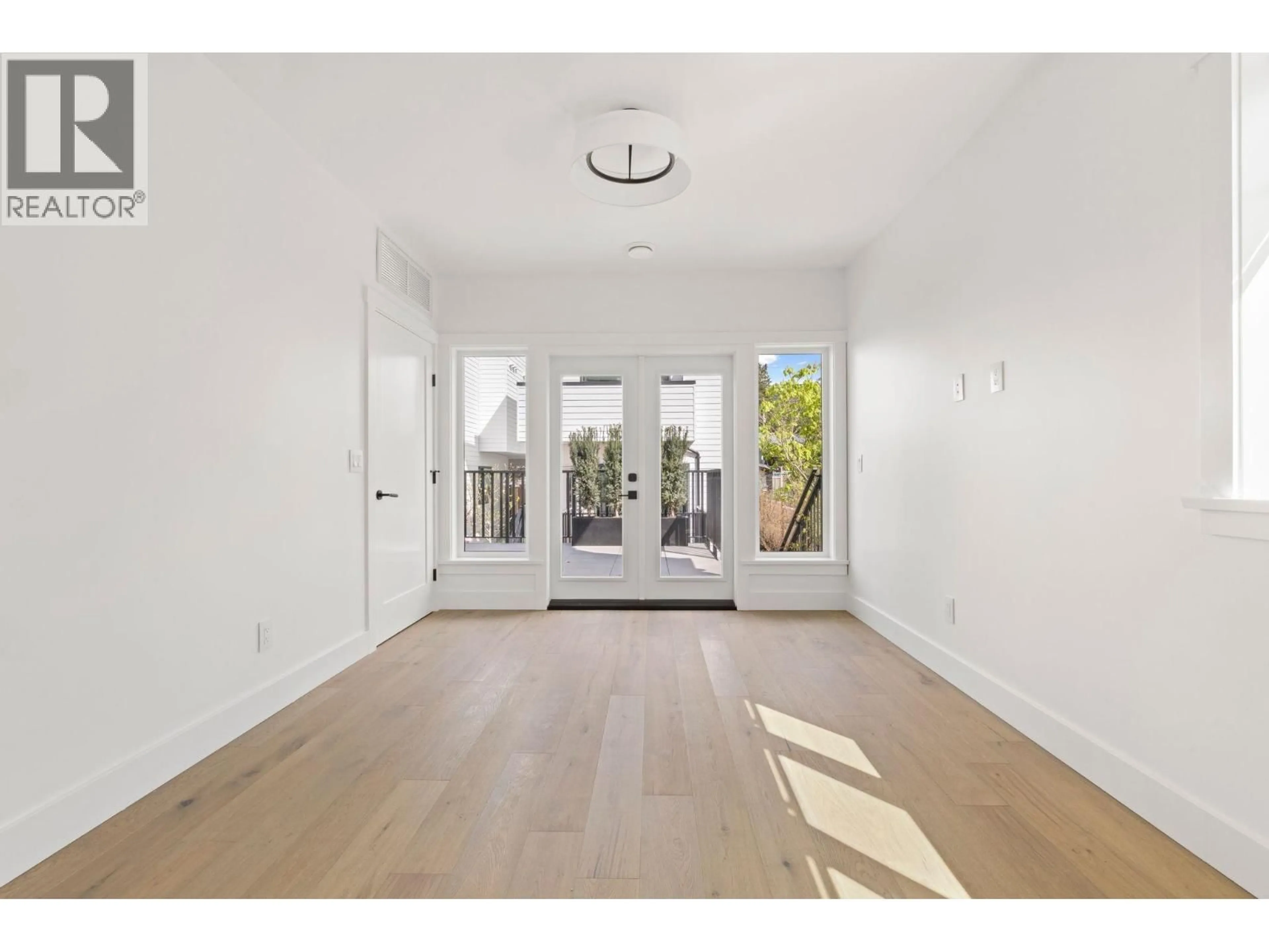 Indoor entryway for 1 - 326 14TH STREET, North Vancouver British Columbia V7M1P6