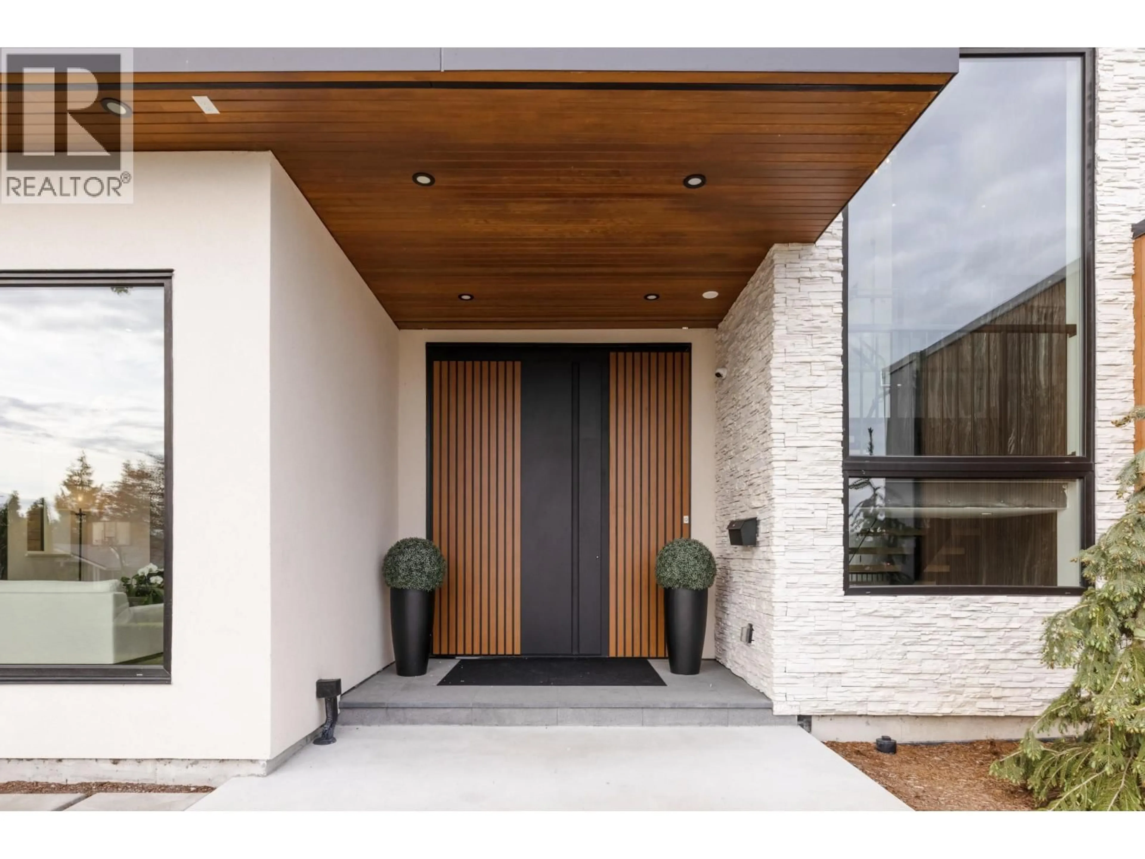 Indoor entryway for 976 MELBOURNE AVENUE, North Vancouver British Columbia V7R1N9