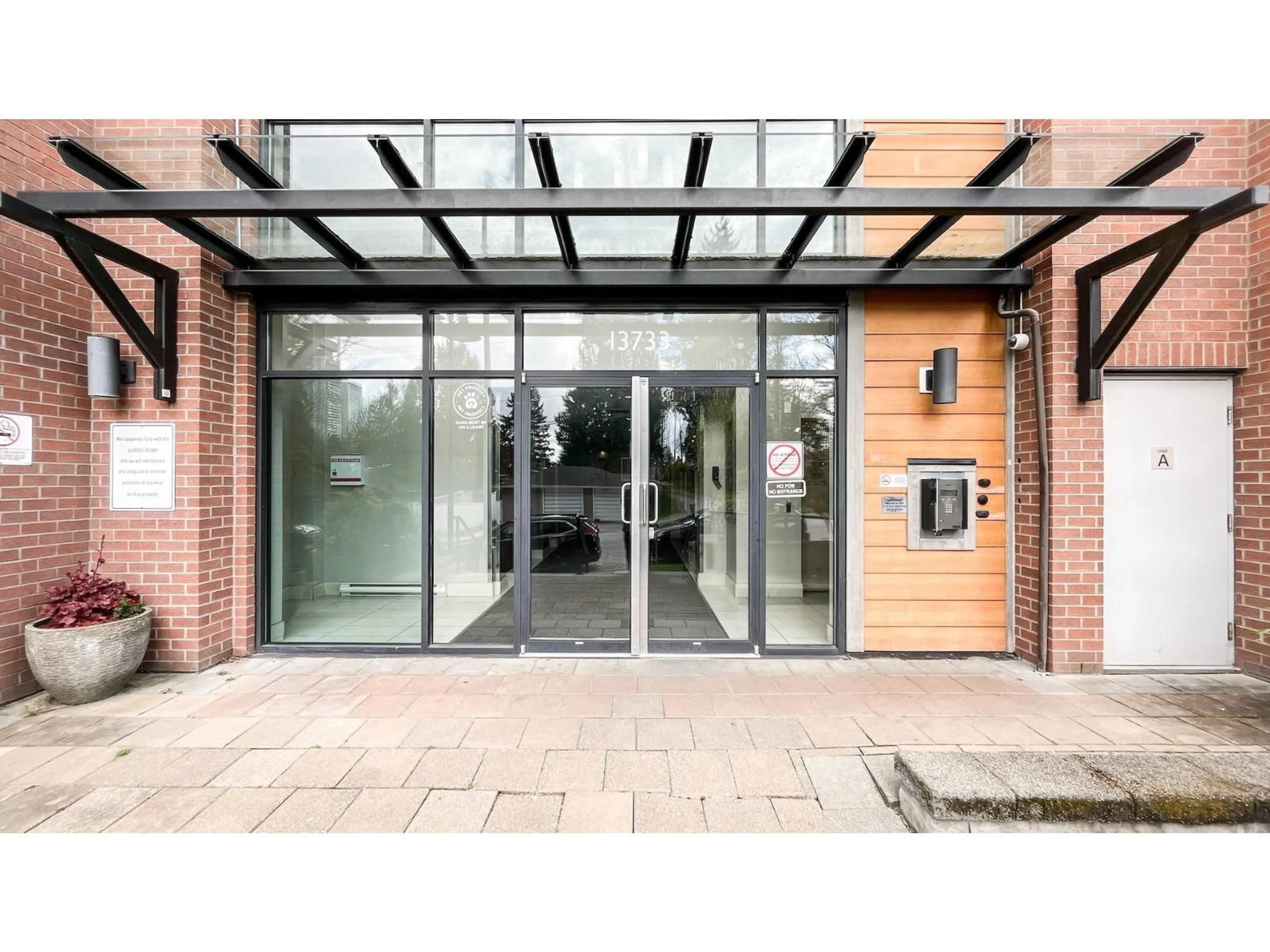 Indoor foyer for 215 - 13733 107A AVENUE, Surrey British Columbia V3T0B7