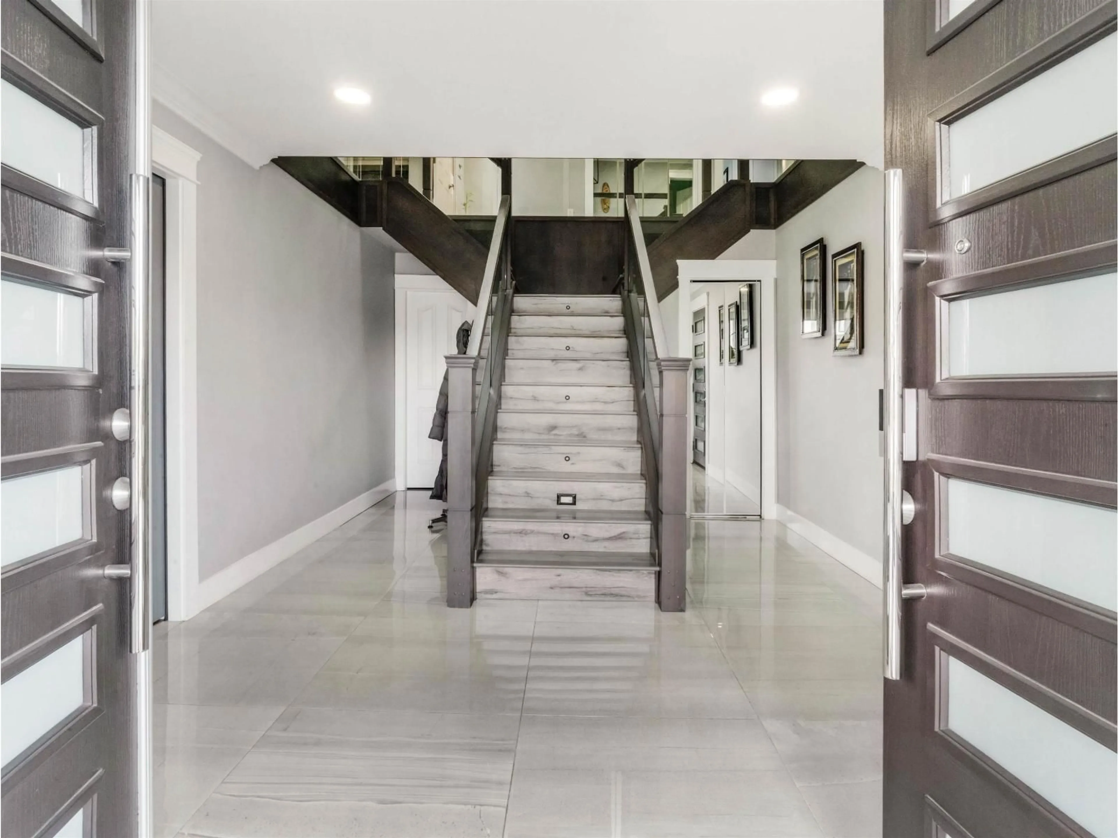 Indoor foyer for 7078 126A STREET, Surrey British Columbia V3W6G3