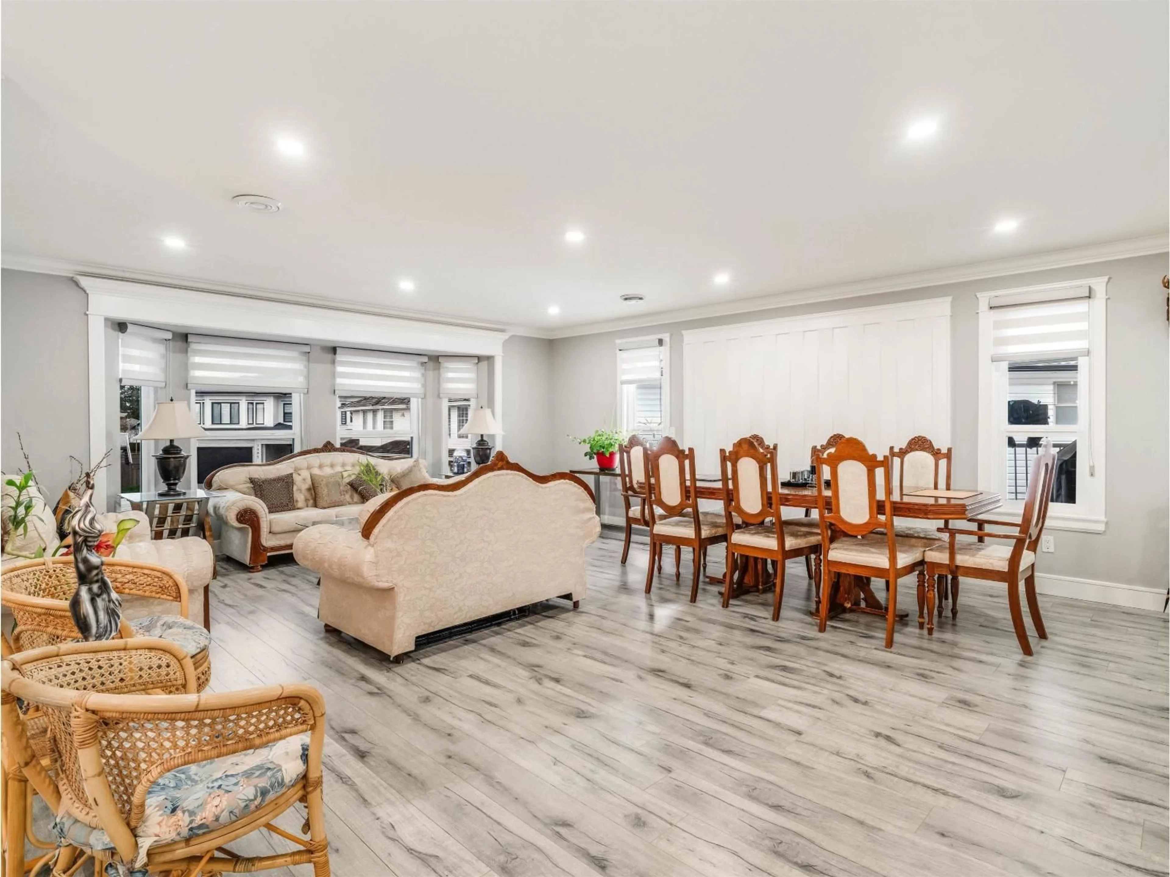 Living room with furniture, unknown for 7078 126A STREET, Surrey British Columbia V3W6G3