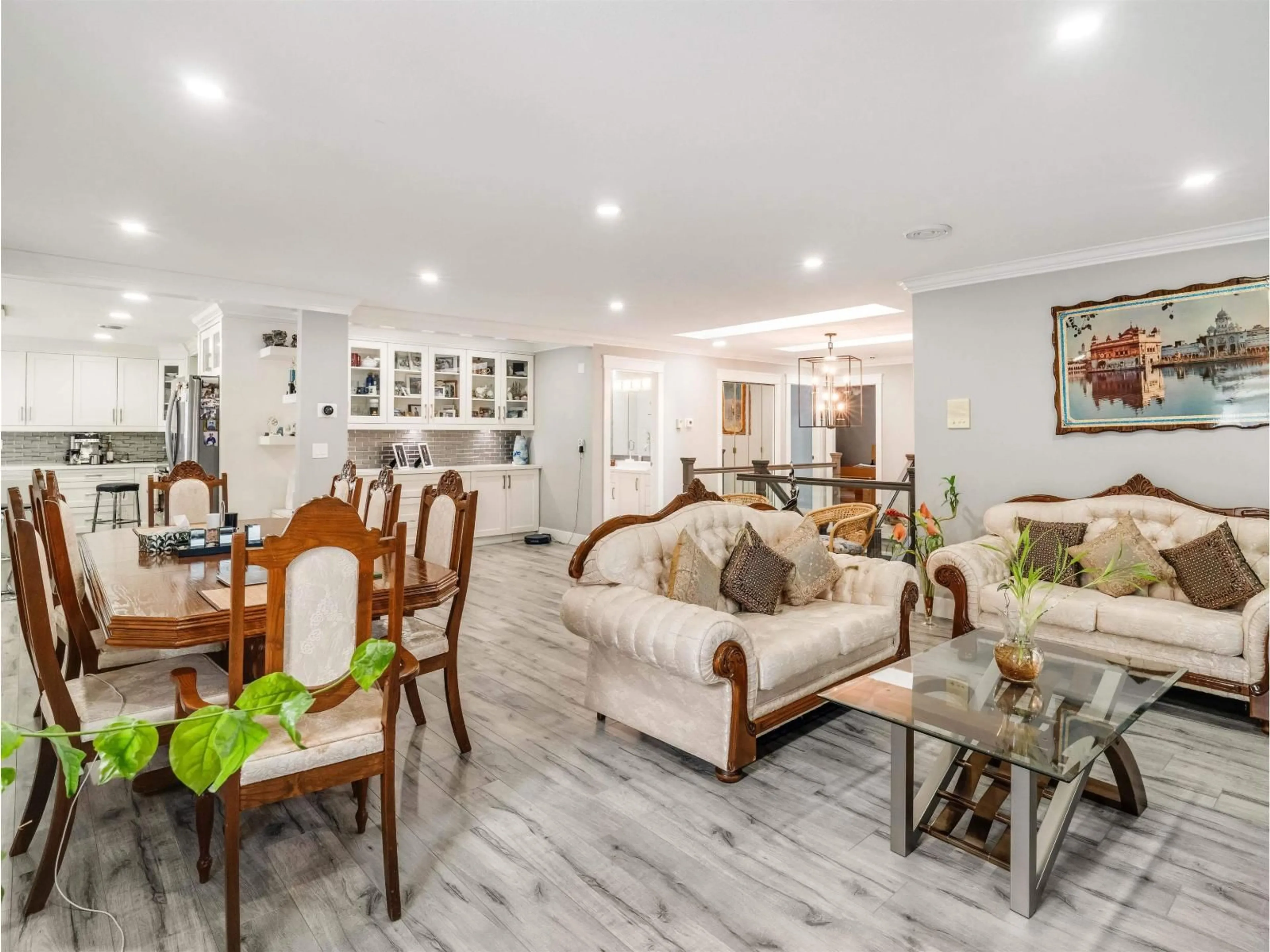 Living room with furniture, unknown for 7078 126A STREET, Surrey British Columbia V3W6G3