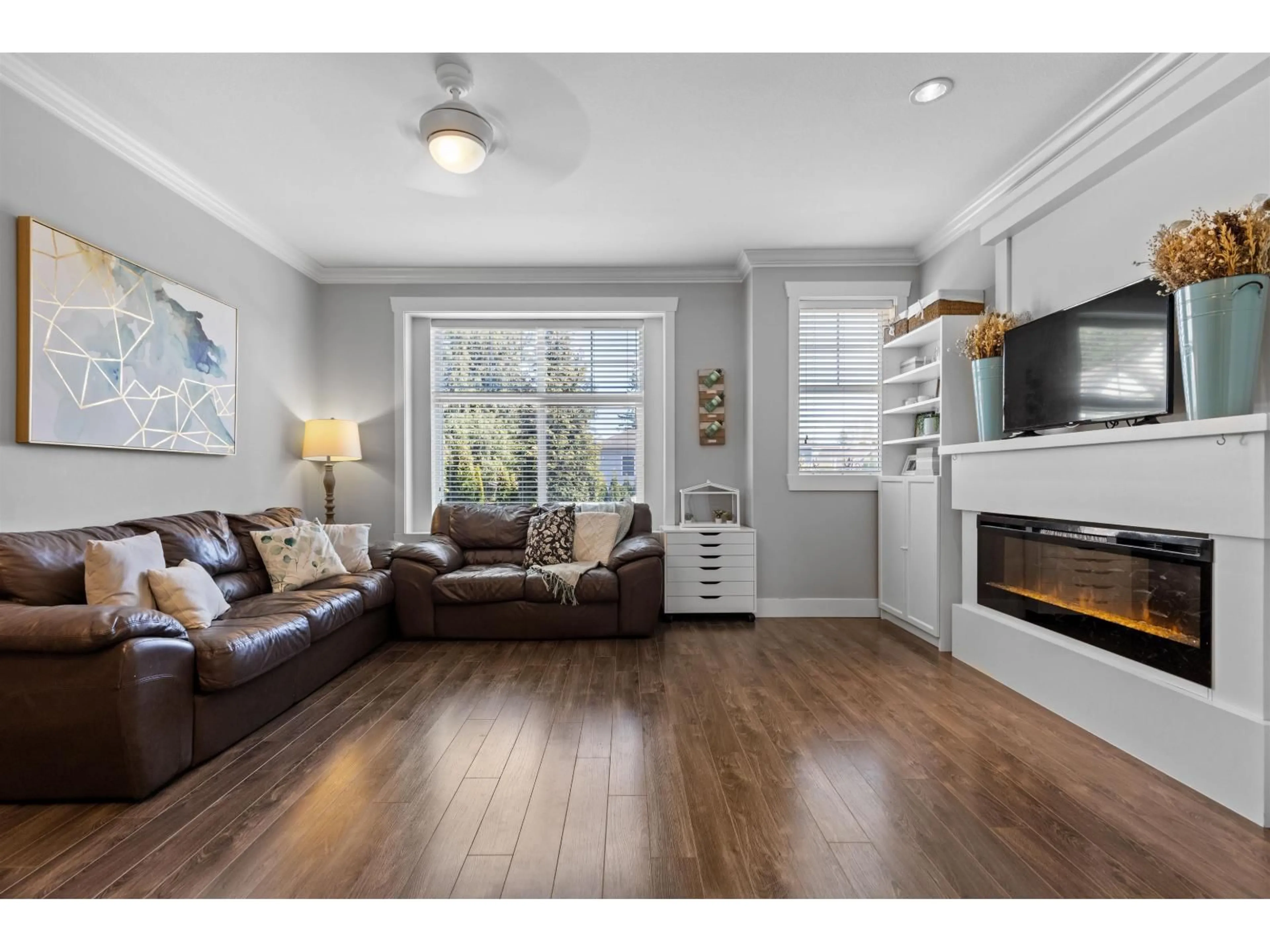 Living room with furniture, wood/laminate floor for 13 - 33860 MARSHALL ROAD, Abbotsford British Columbia V2S0E8