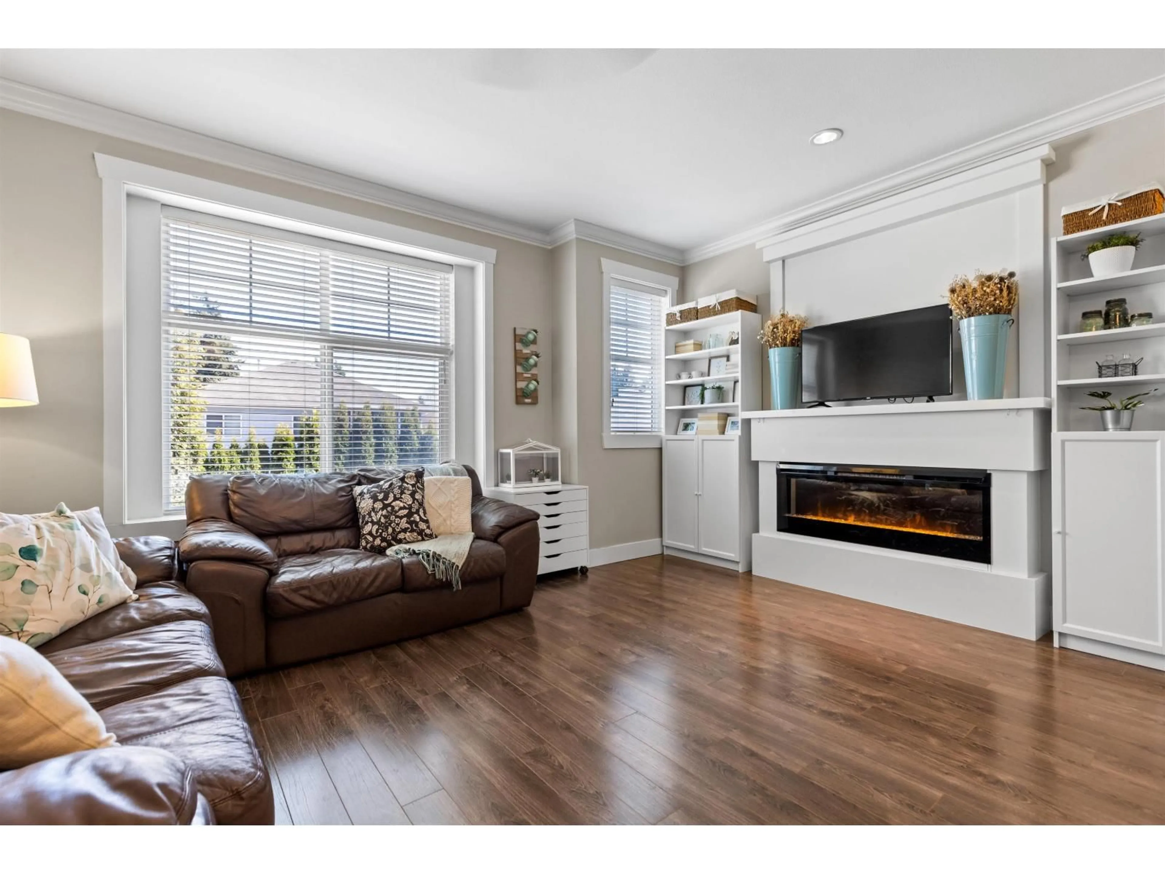 Living room with furniture, wood/laminate floor for 13 - 33860 MARSHALL ROAD, Abbotsford British Columbia V2S0E8