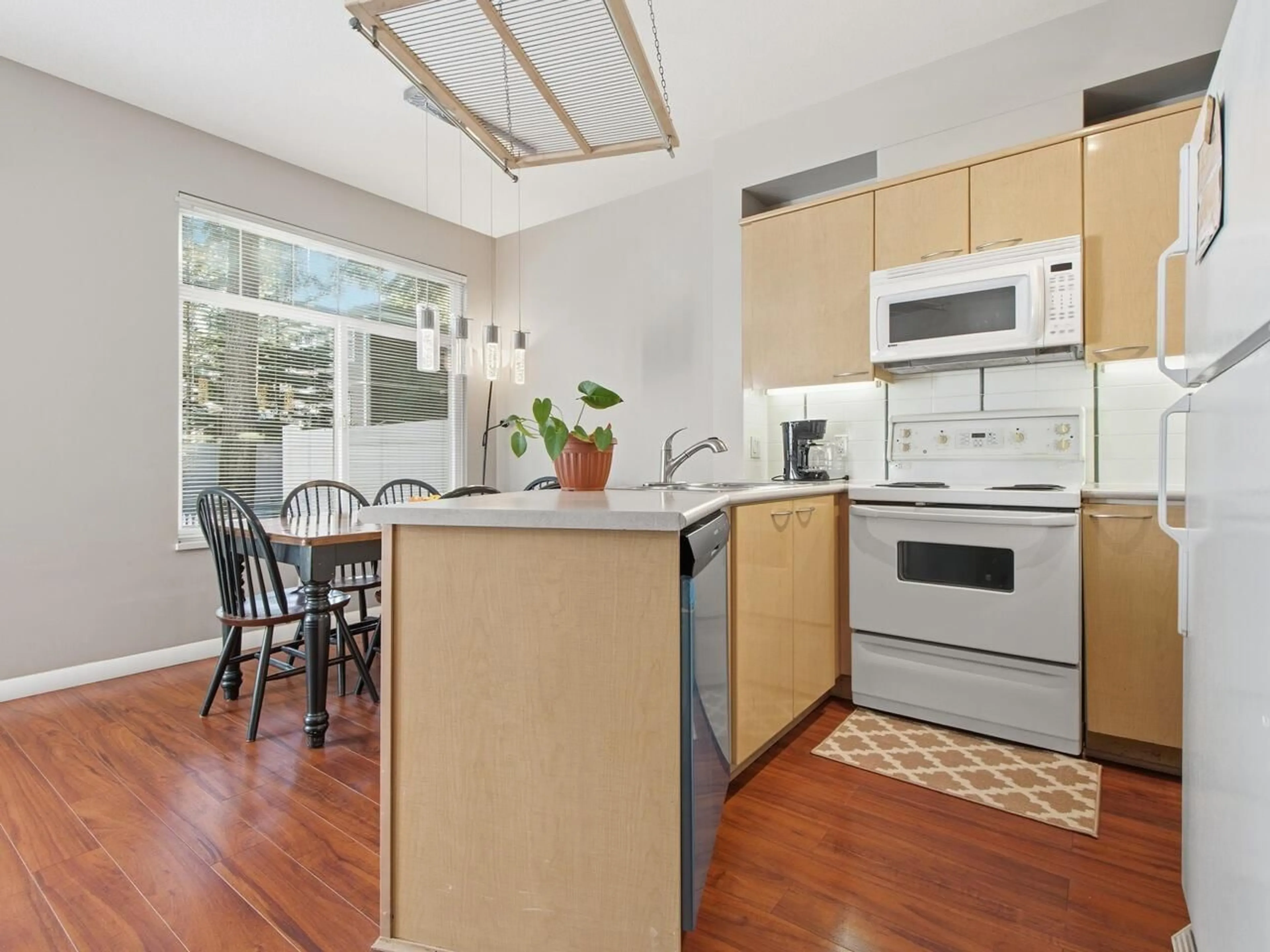 Open concept kitchen, unknown for 3 - 2678 KING GEORGE BOULEVARD, Surrey British Columbia V4P1H6