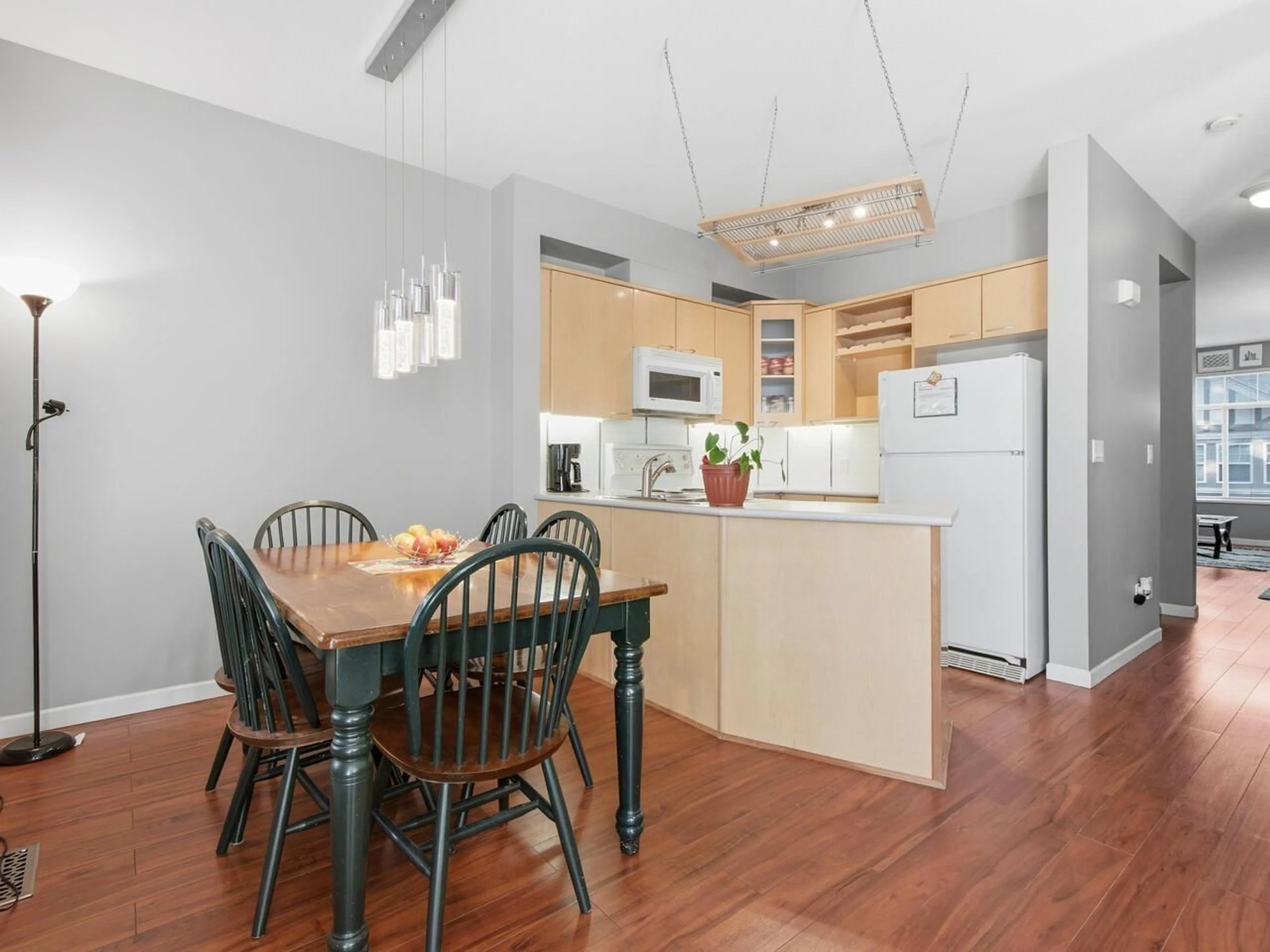 Standard kitchen, wood/laminate floor for 3 - 2678 KING GEORGE BOULEVARD, Surrey British Columbia V4P1H6