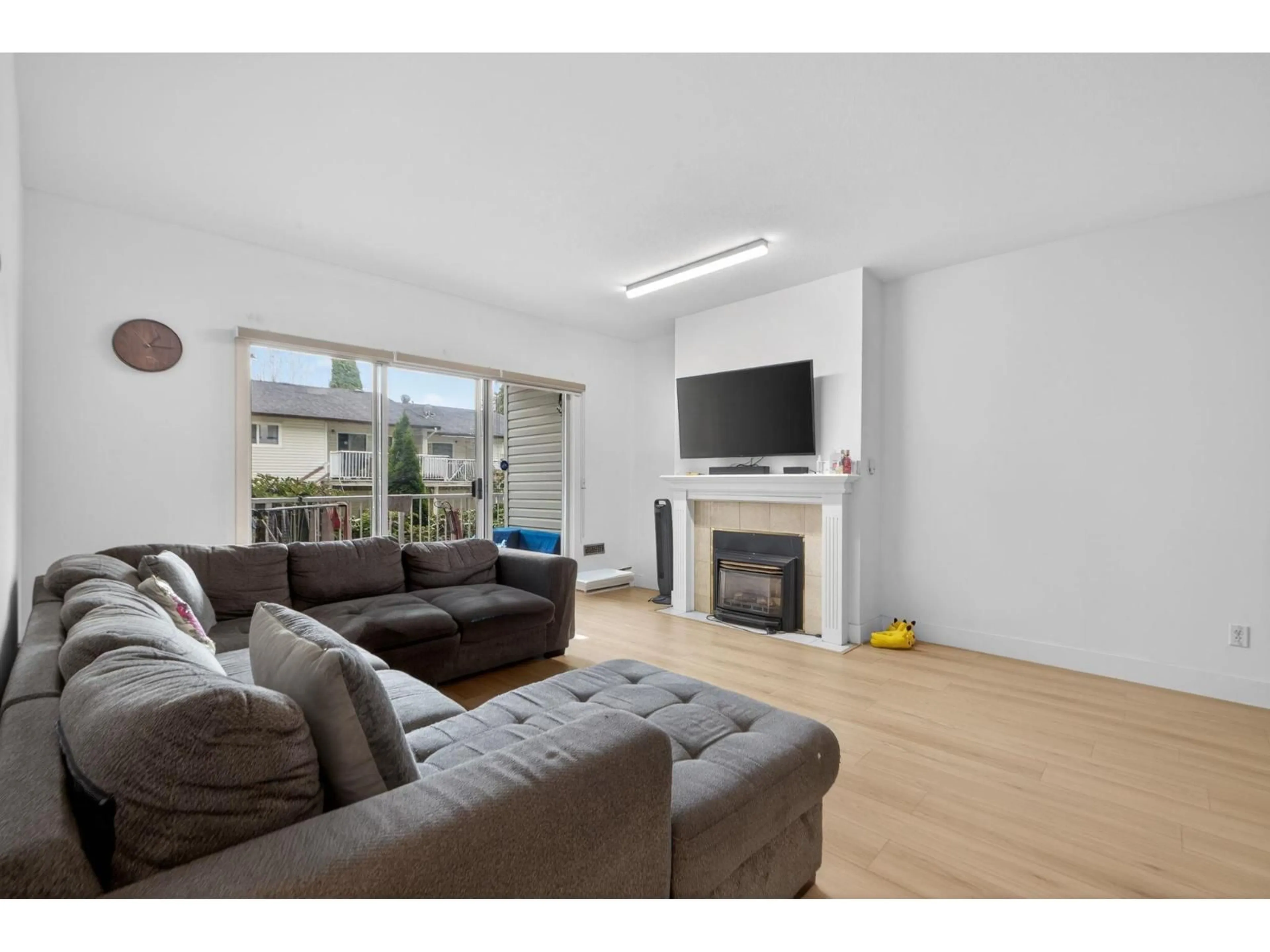 Living room with furniture, wood/laminate floor for 116 - 13918 72 AVENUE, Surrey British Columbia V3W0T4