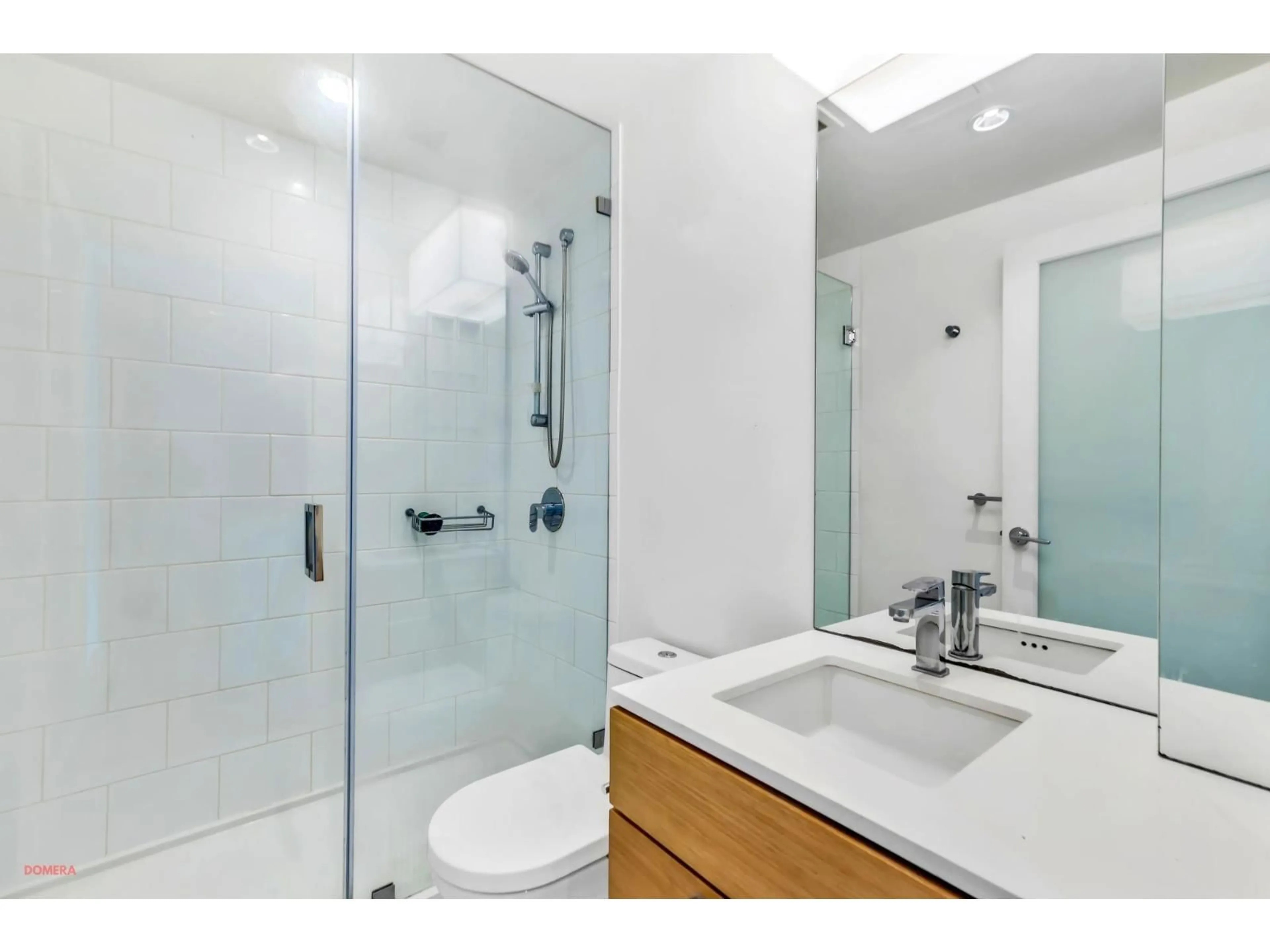 Standard bathroom, ceramic/tile floor for 1001 - 13438 CENTRAL AVENUE, Surrey British Columbia V3T0N2