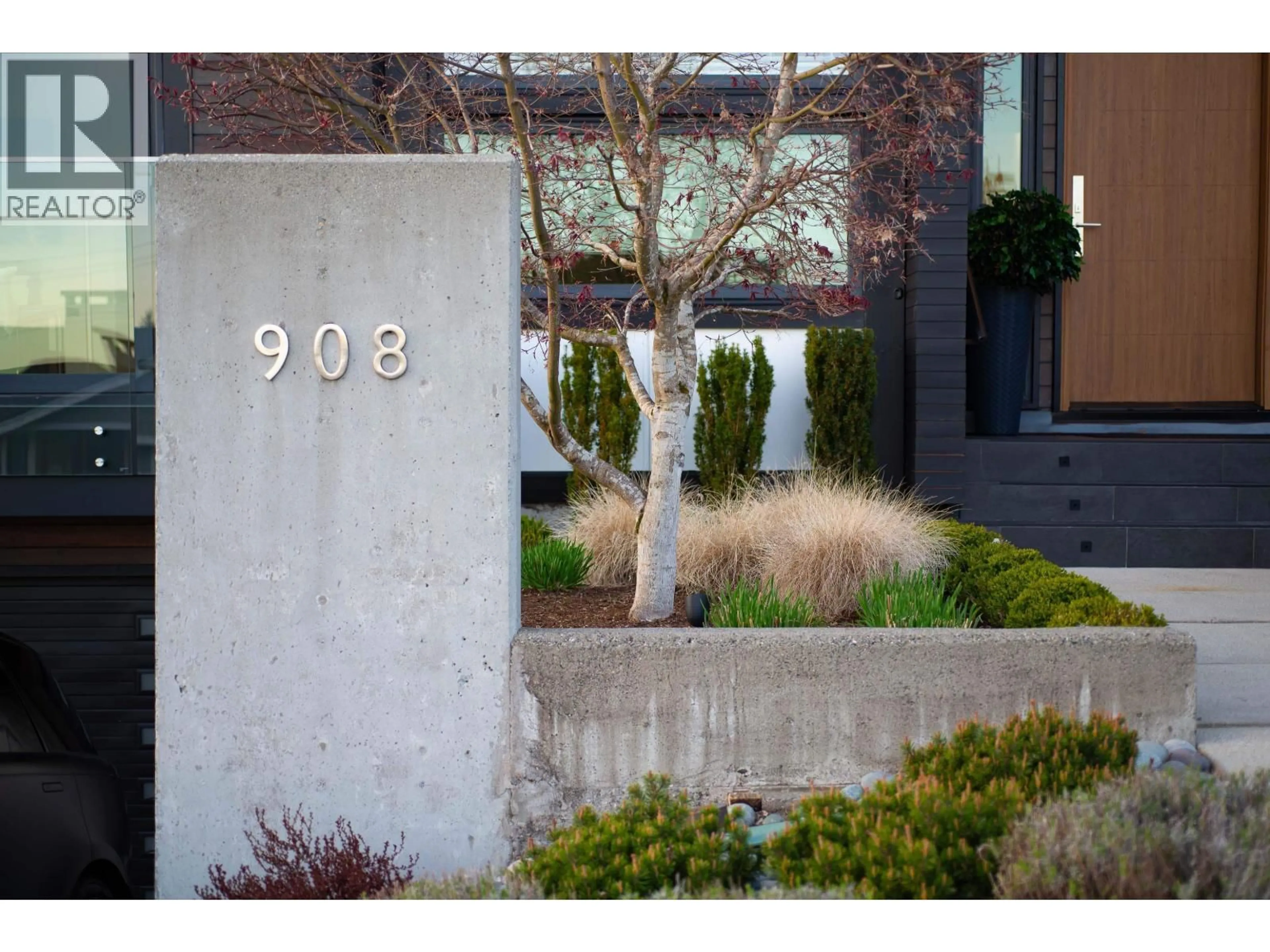 Indoor entryway for 908 BEACONSFIELD ROAD, North Vancouver British Columbia V7R1S8