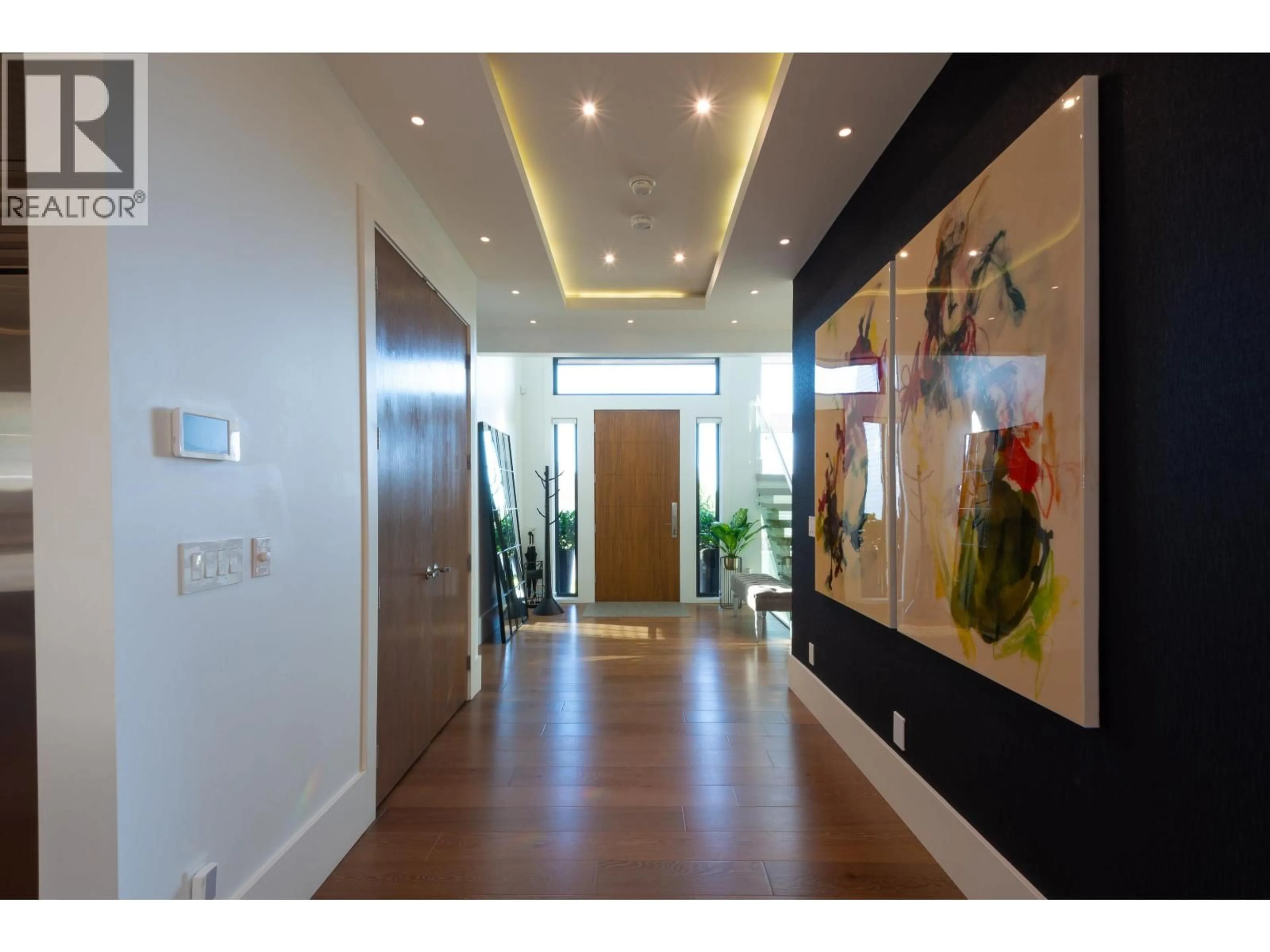 Indoor foyer for 908 BEACONSFIELD ROAD, North Vancouver British Columbia V7R1S8