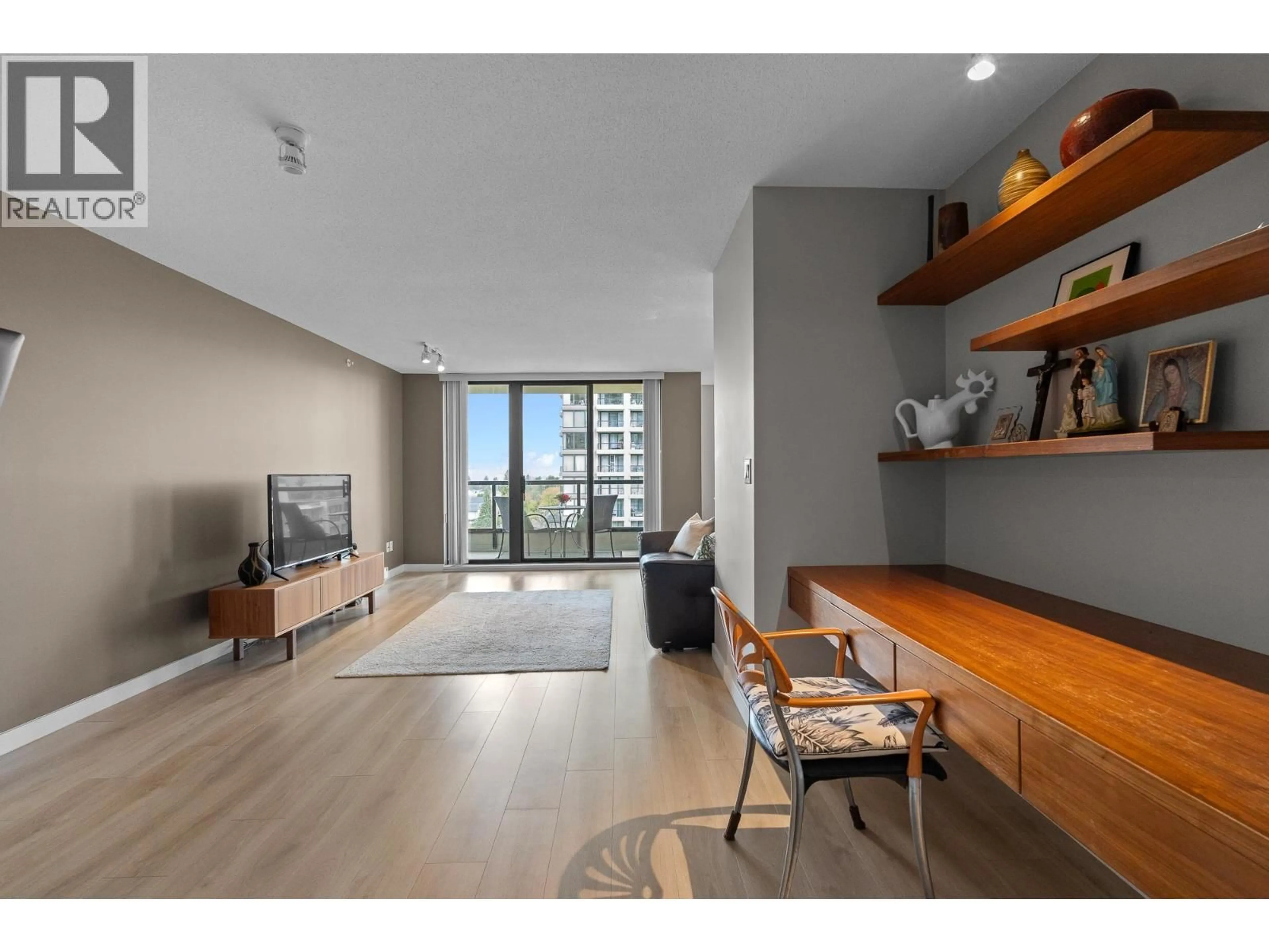 Living room with furniture, wood/laminate floor for 802 - 7088 SALISBURY AVENUE, Burnaby British Columbia V5E0A4