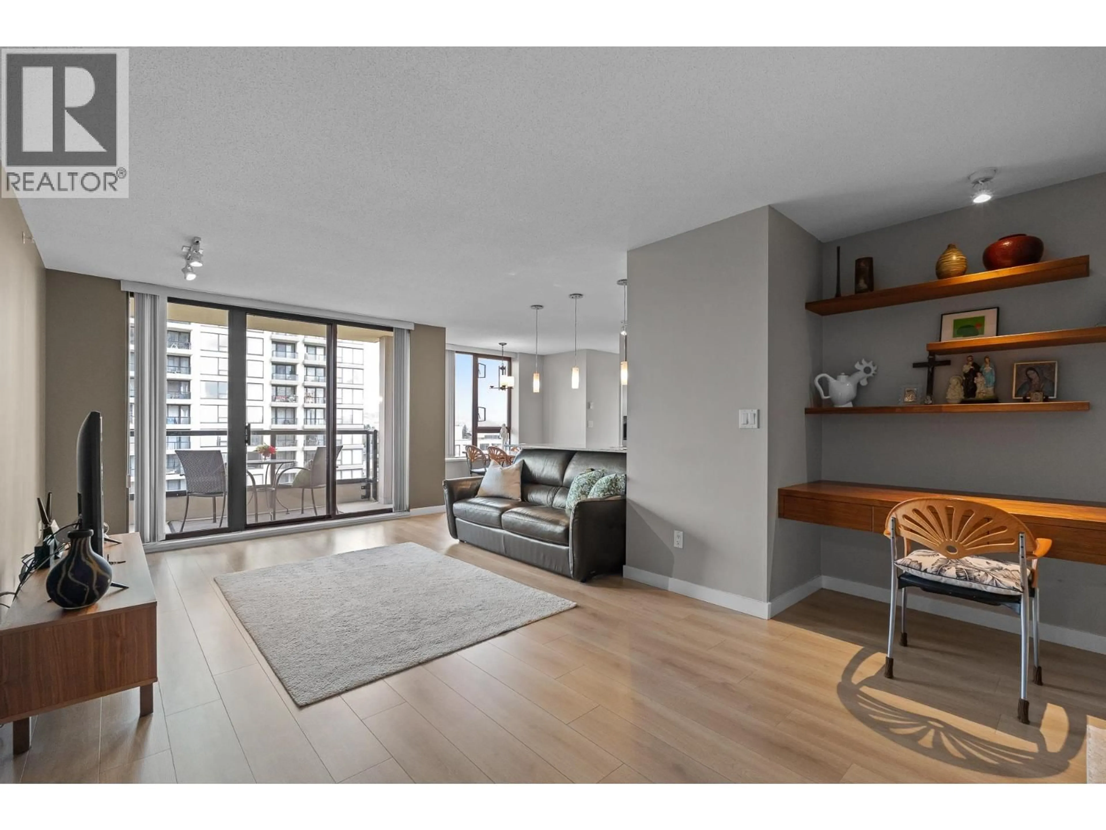 Living room with furniture, unknown for 802 - 7088 SALISBURY AVENUE, Burnaby British Columbia V5E0A4