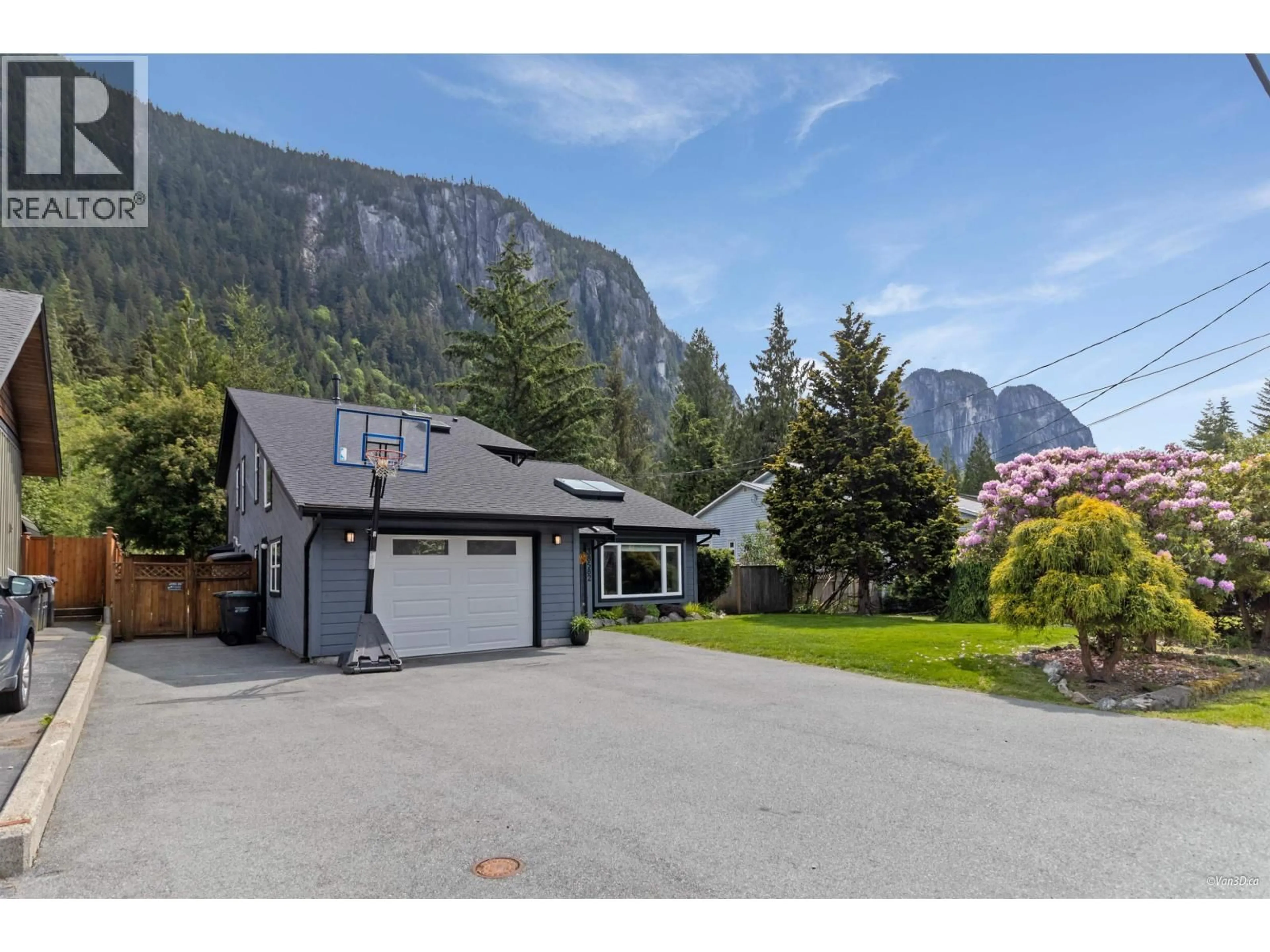 A pic from outside/outdoor area/front of a property/back of a property/a pic from drone, mountain view for 38582 WESTWAY AVENUE, Squamish British Columbia V8B0L6