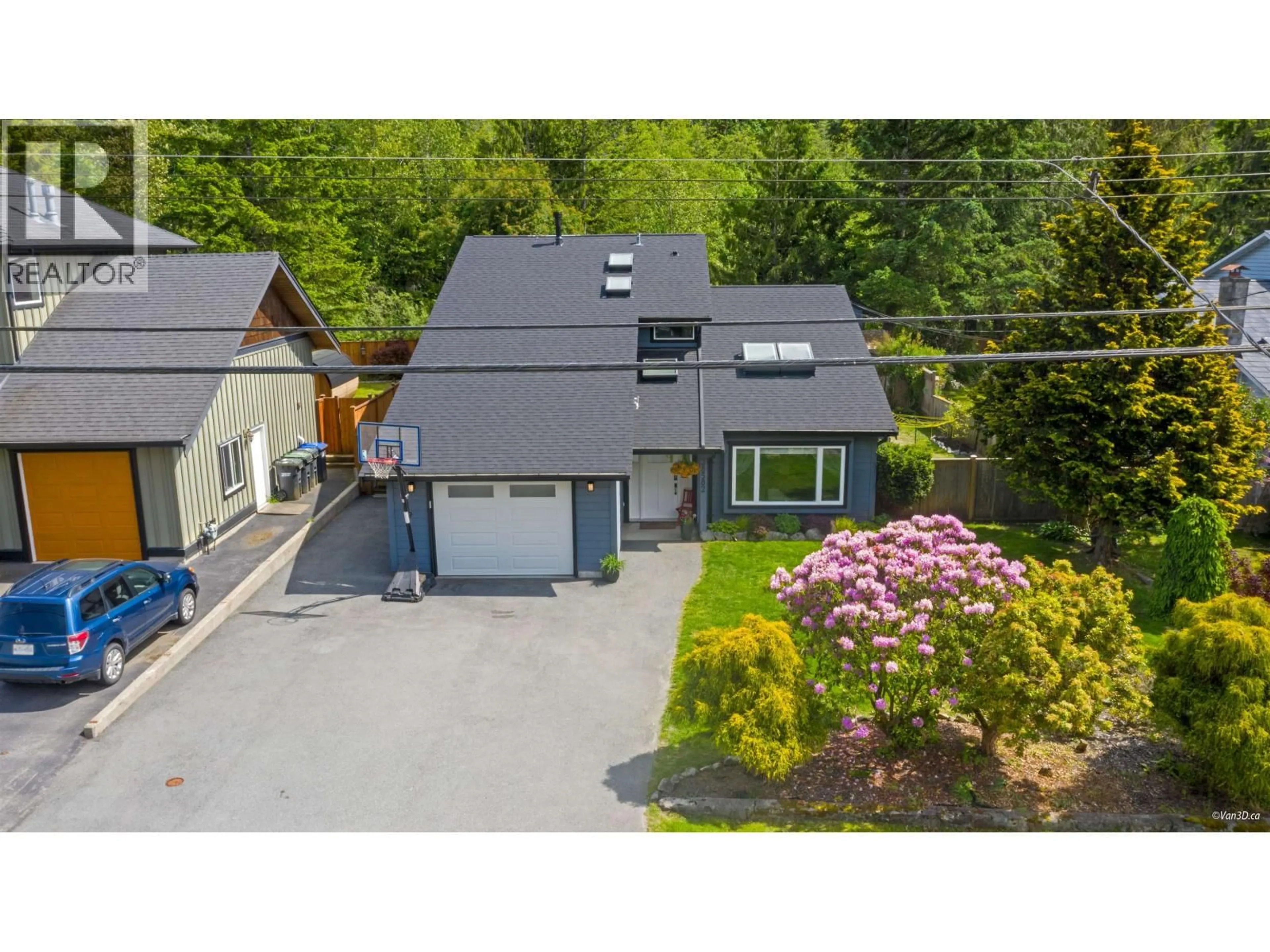 A pic from outside/outdoor area/front of a property/back of a property/a pic from drone, street for 38582 WESTWAY AVENUE, Squamish British Columbia V8B0L6