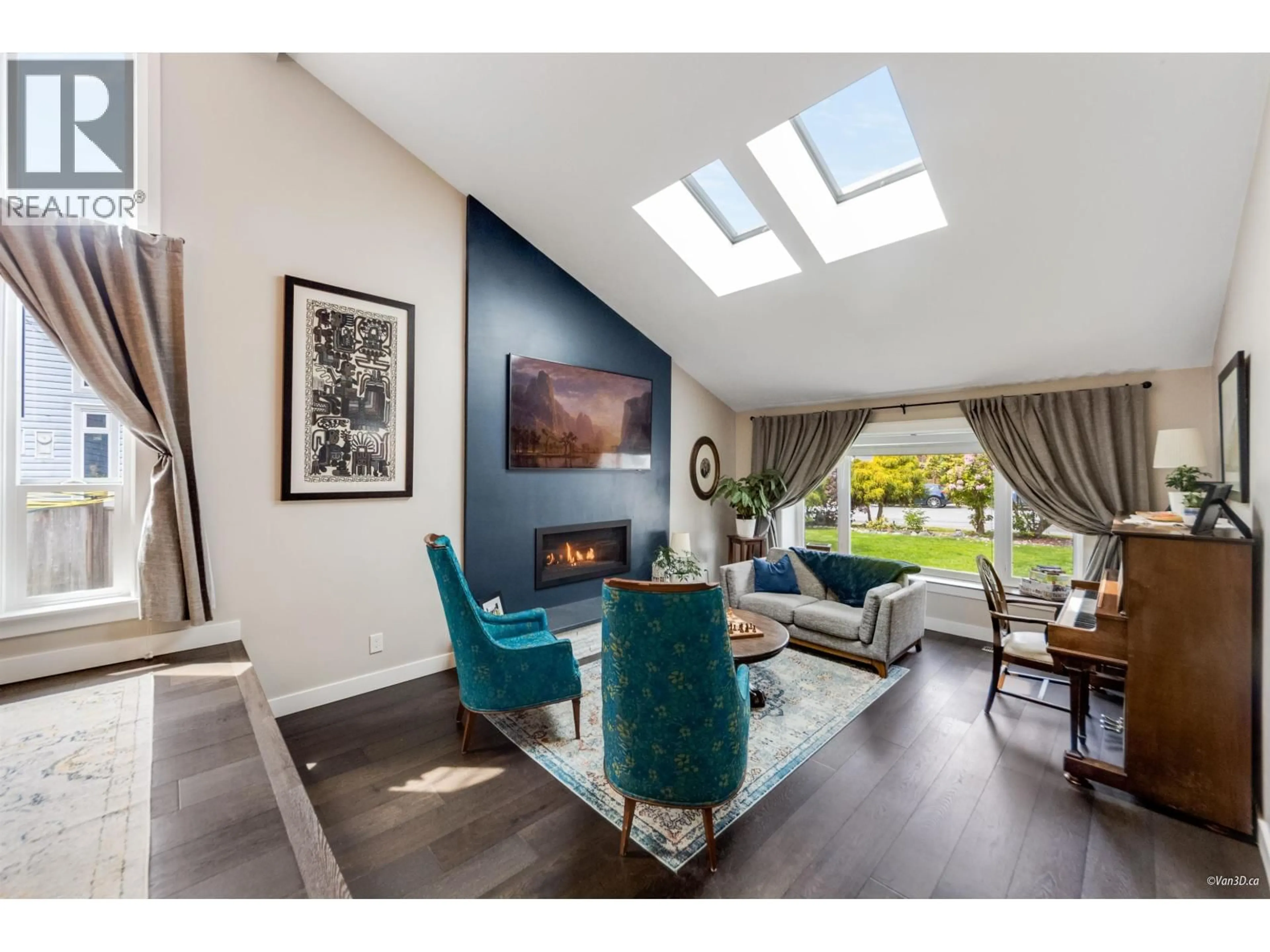 Living room with furniture, unknown for 38582 WESTWAY AVENUE, Squamish British Columbia V8B0L6