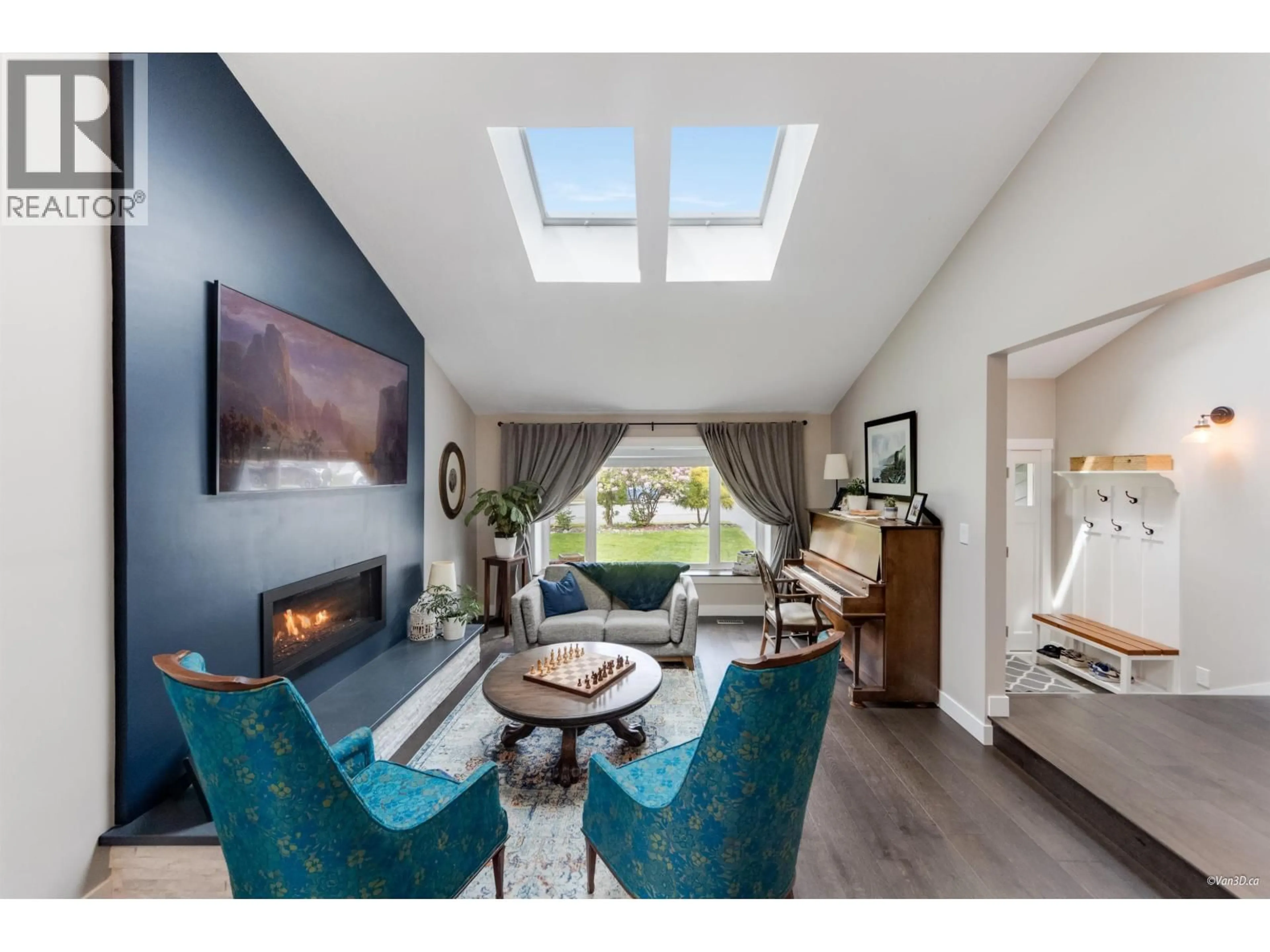 Living room with furniture, wood/laminate floor for 38582 WESTWAY AVENUE, Squamish British Columbia V8B0L6