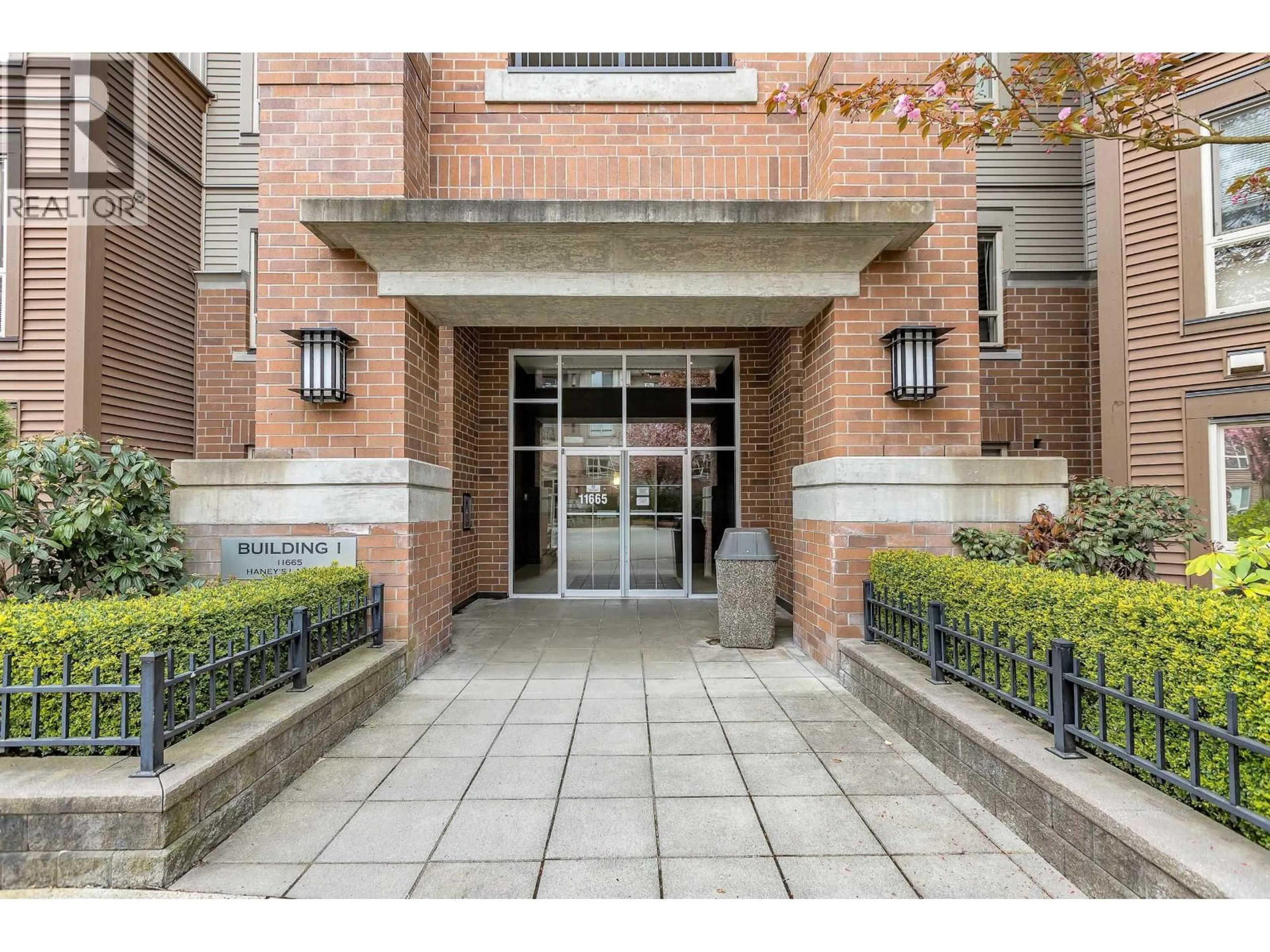 Indoor foyer for 116 - 11665 HANEY, Maple Ridge British Columbia V2X8W9