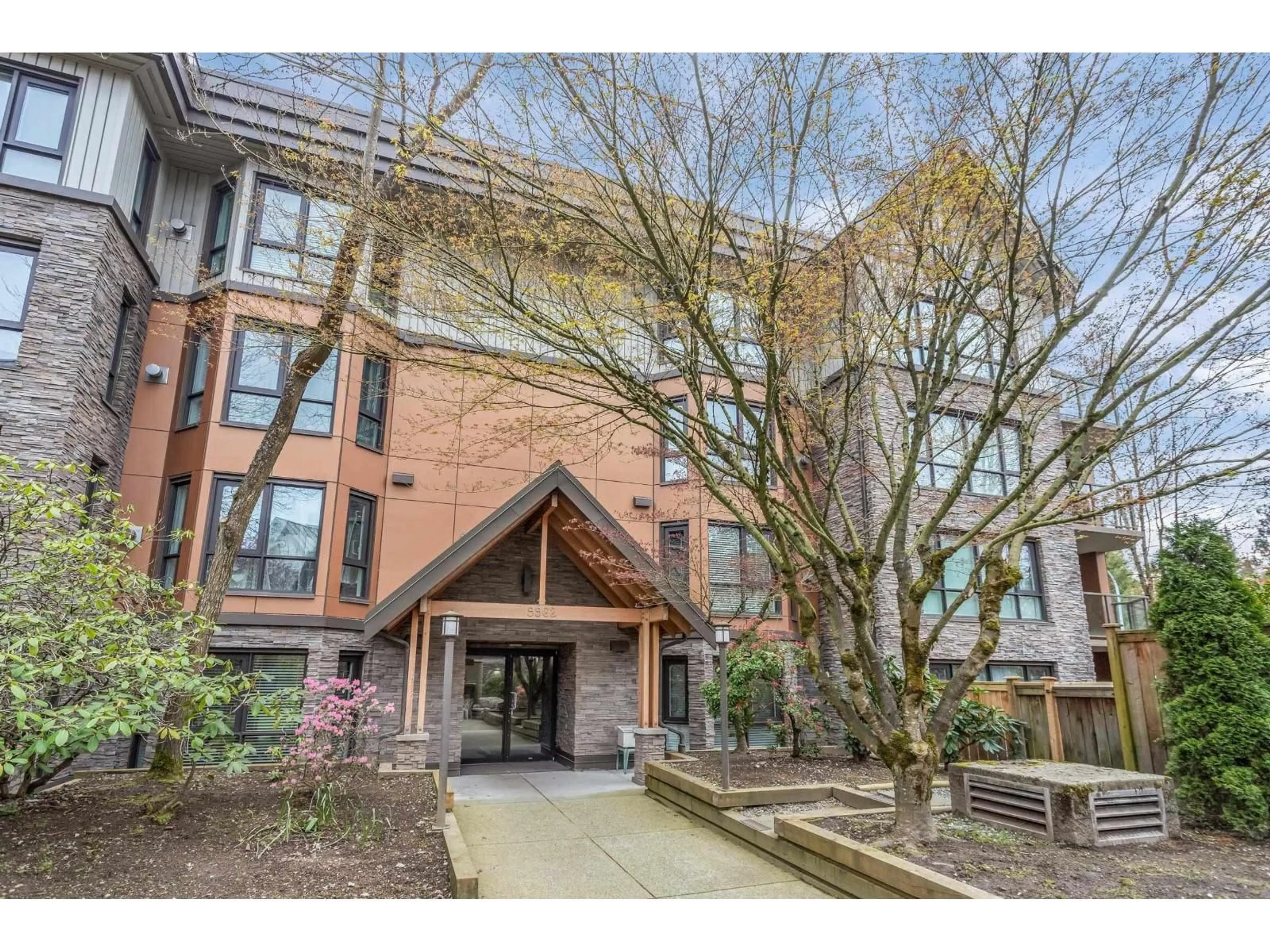 Indoor foyer for 101 - 9962 148 STREET, Surrey British Columbia V3R0P9