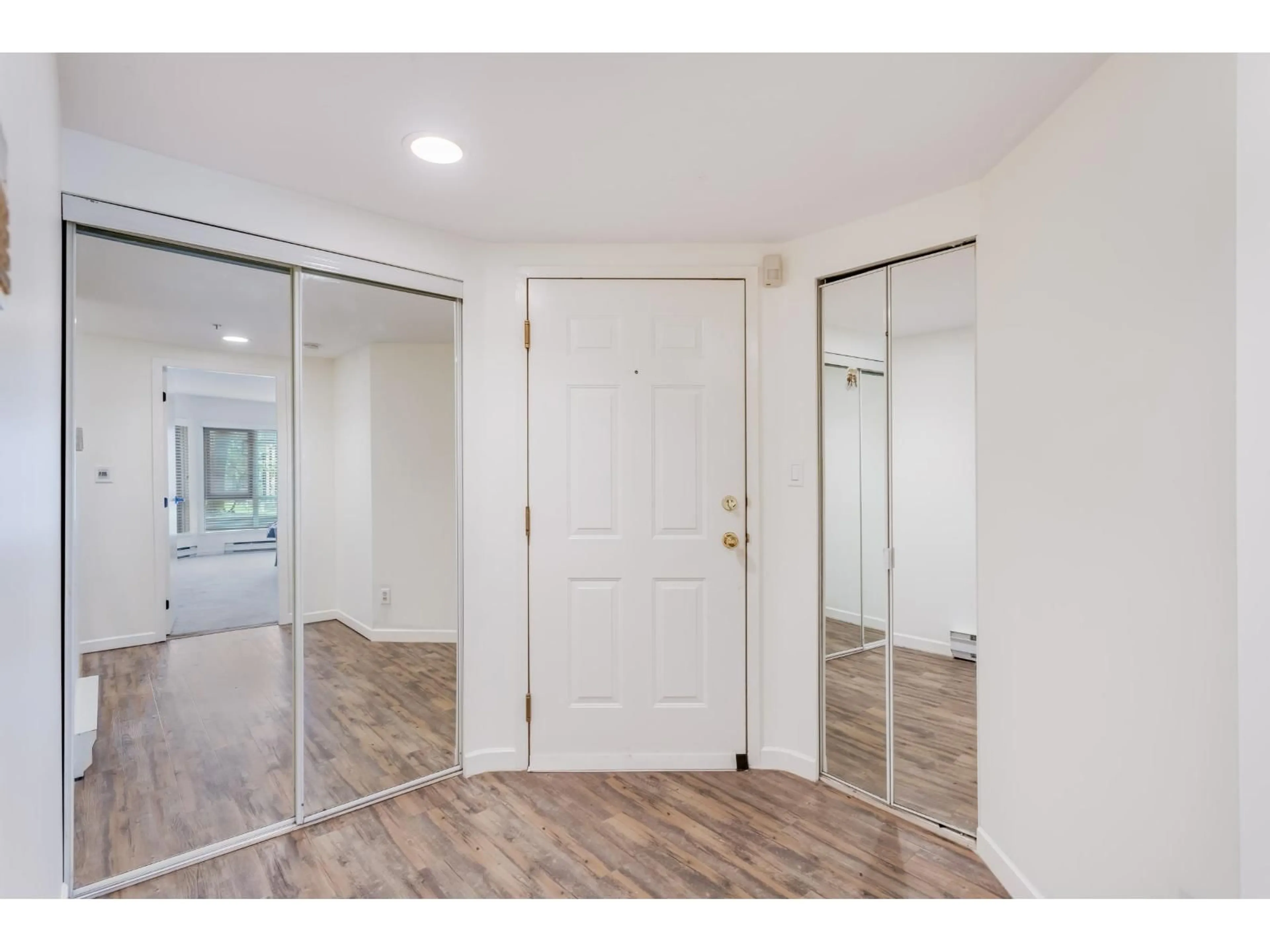 Indoor entryway for 101 - 9962 148 STREET, Surrey British Columbia V3R0P9