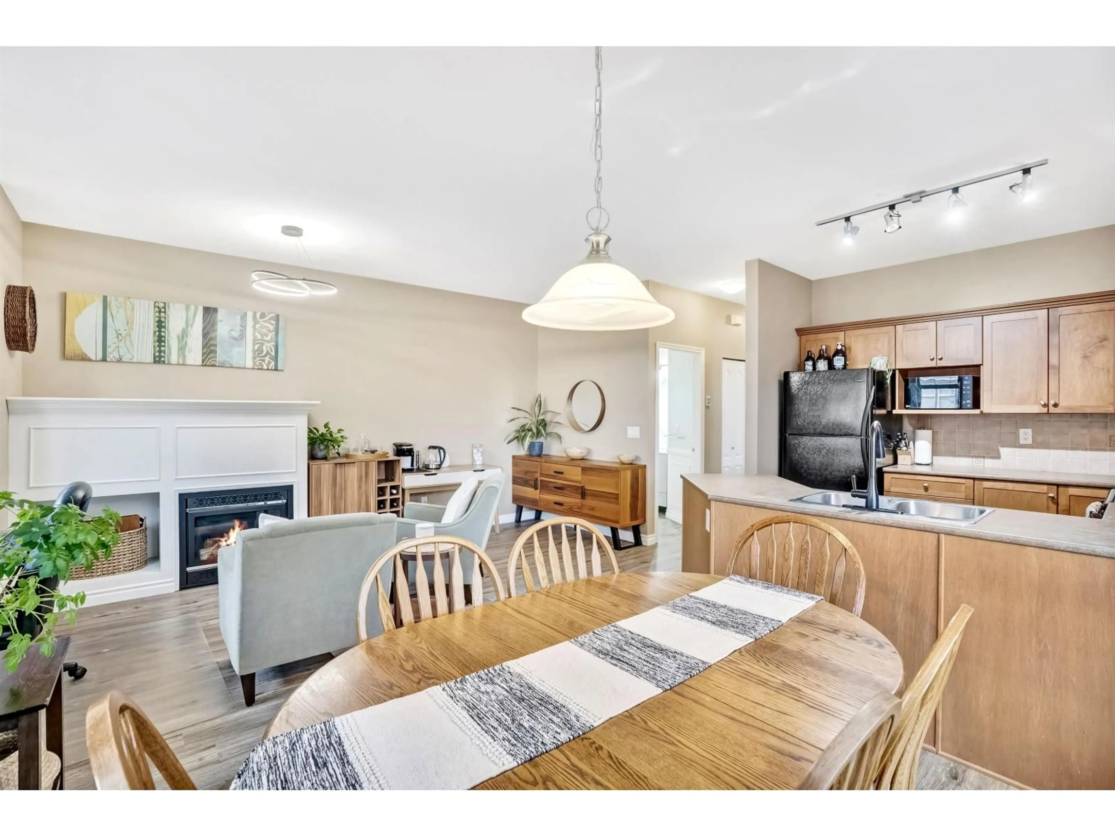 Open concept kitchen, wood/laminate floor for 5 - 6588 188 STREET, Surrey British Columbia V3S1Z6