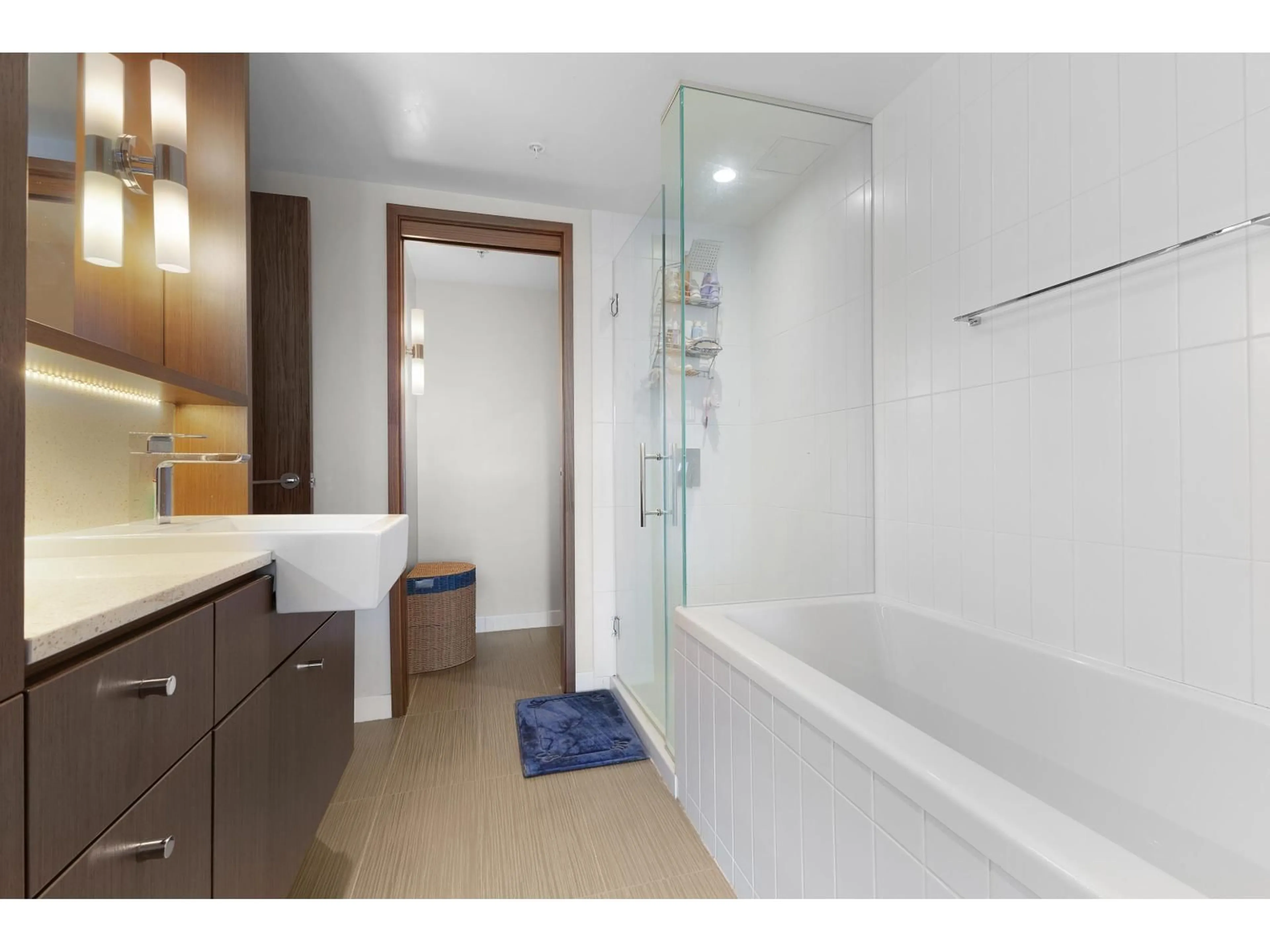 Standard bathroom, ceramic/tile floor for 4304 - 13495 CENTRAL AVENUE, Surrey British Columbia V3T0K2