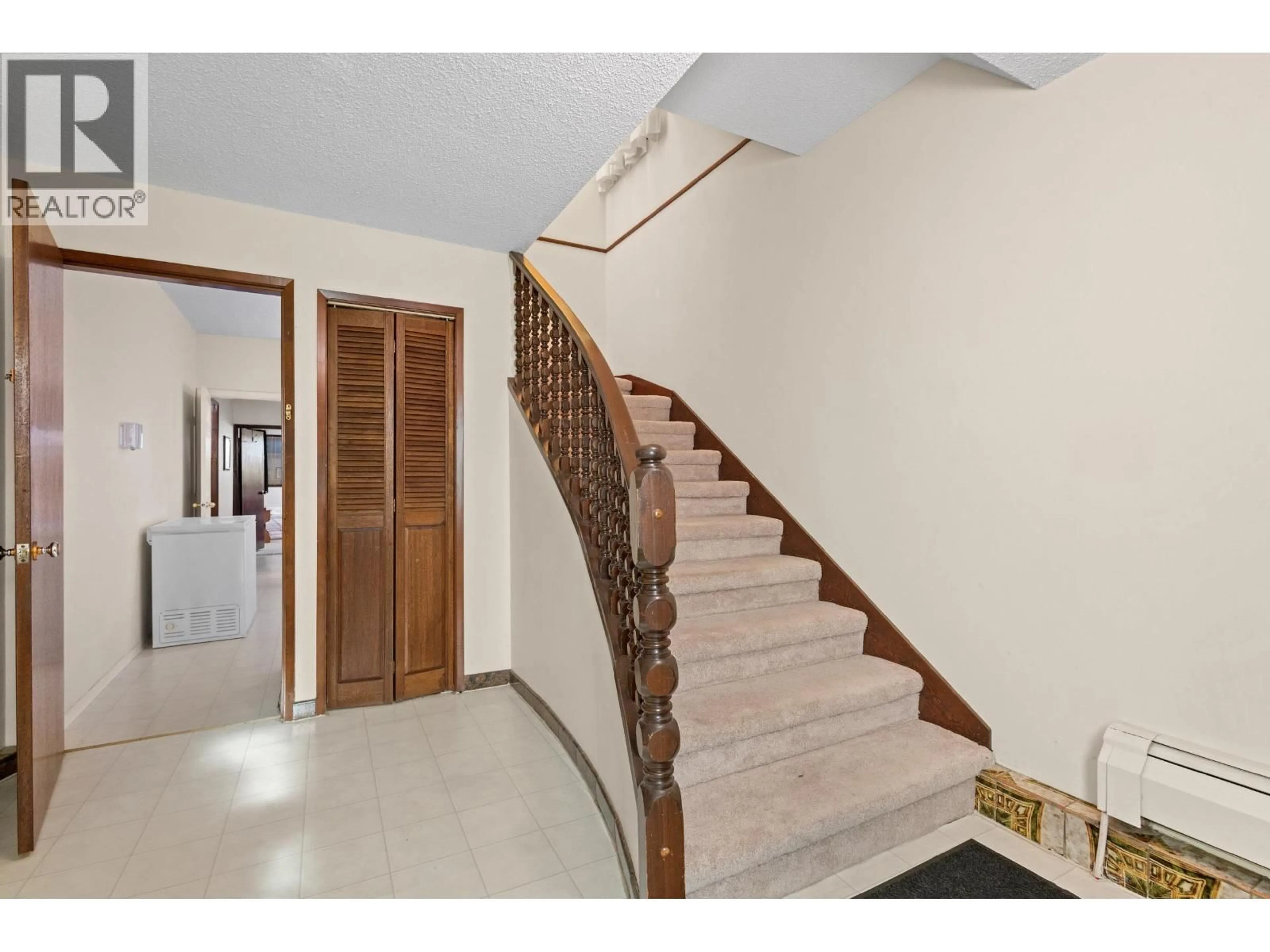 Indoor foyer for 2225 35TH AVENUE, Vancouver British Columbia V5P1C1