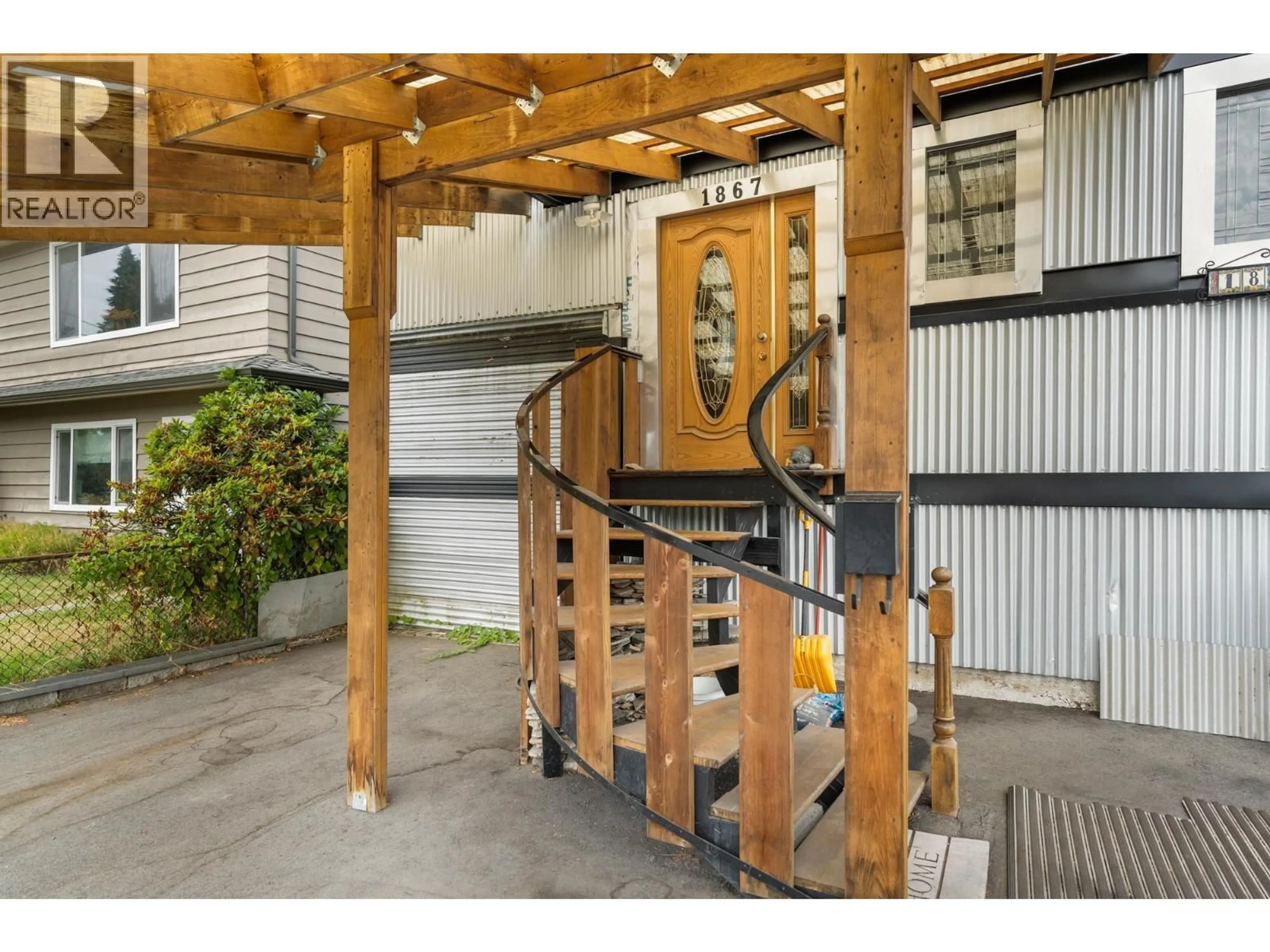 Indoor foyer for 1867 SALISBURY AVENUE, Port Coquitlam British Columbia V3B1X6