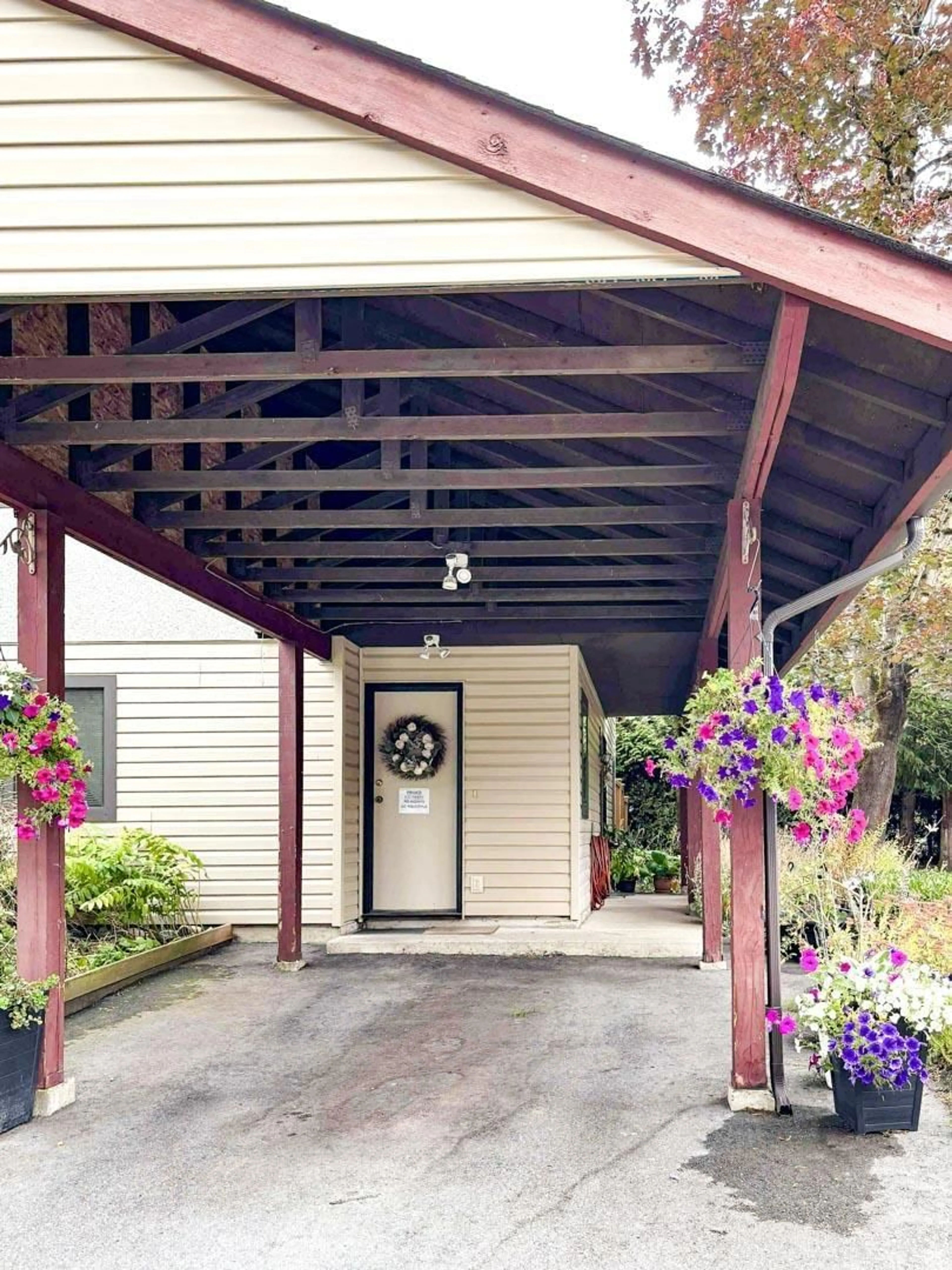 Indoor entryway for 125 - 13880 74 AVENUE, Surrey British Columbia V3W7E6