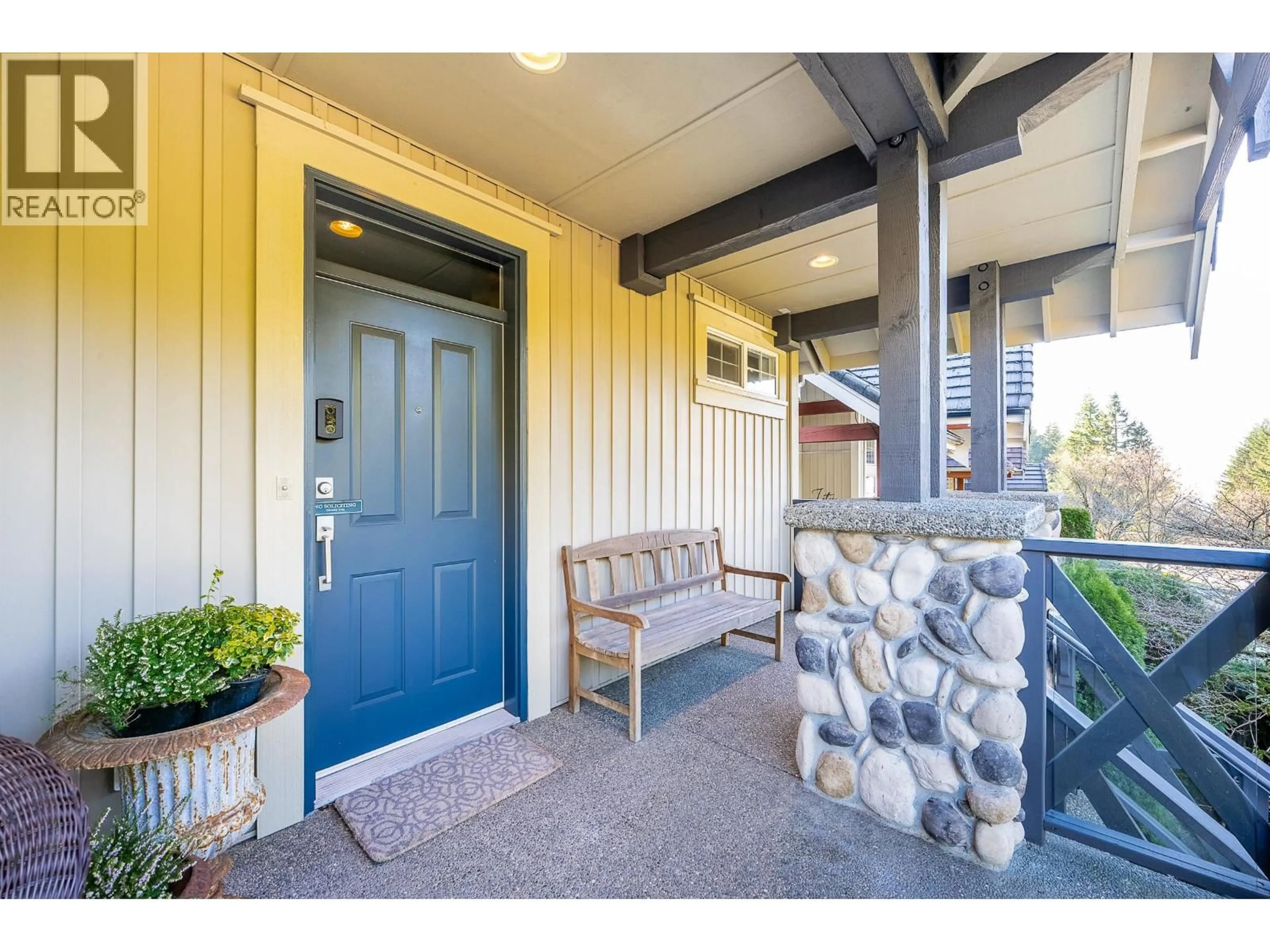 Indoor entryway for 1899 PARKWAY BOULEVARD, Coquitlam British Columbia V3E3L5