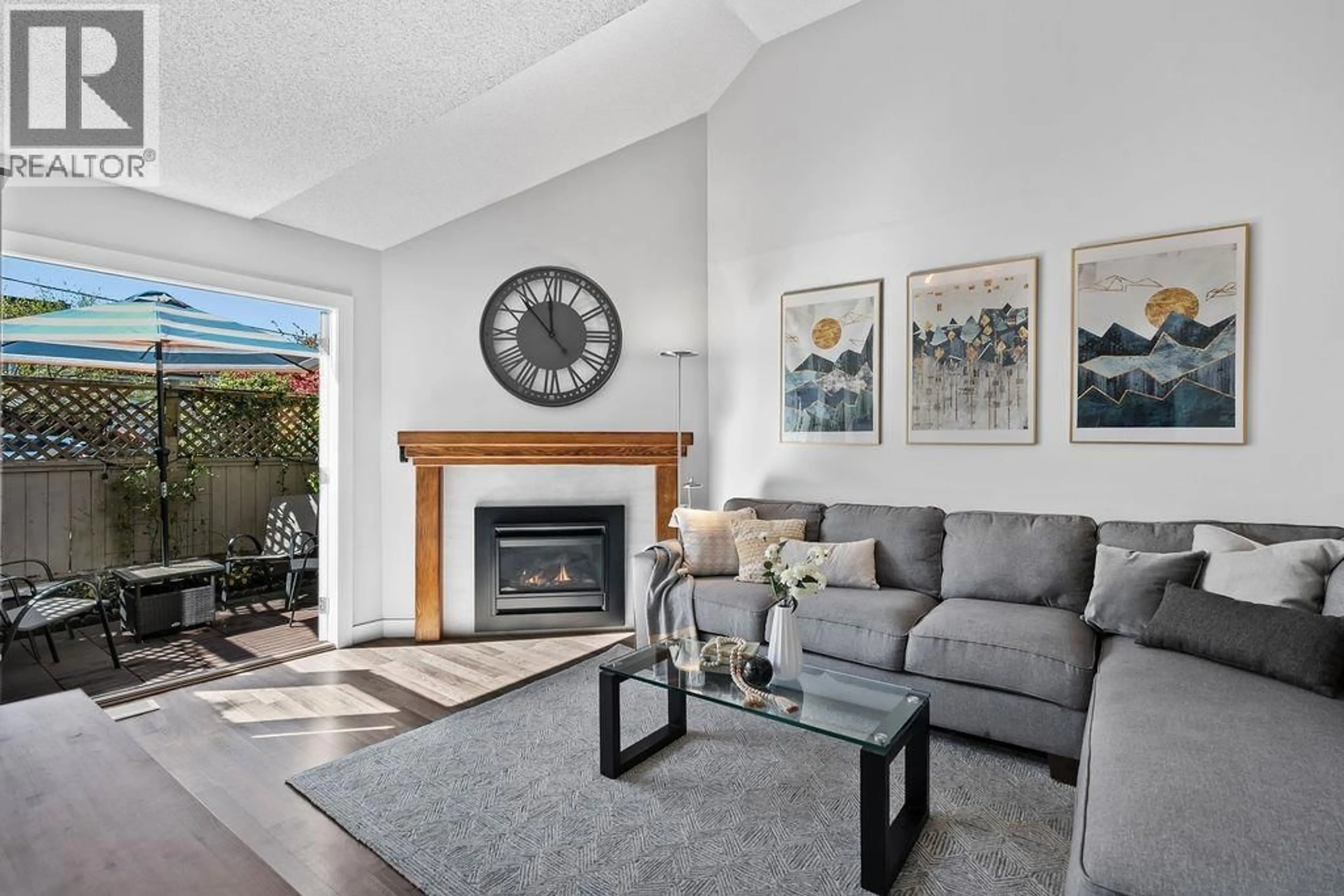 Living room with furniture, unknown for 26 - 230 15TH STREET, North Vancouver British Columbia V7M1S2