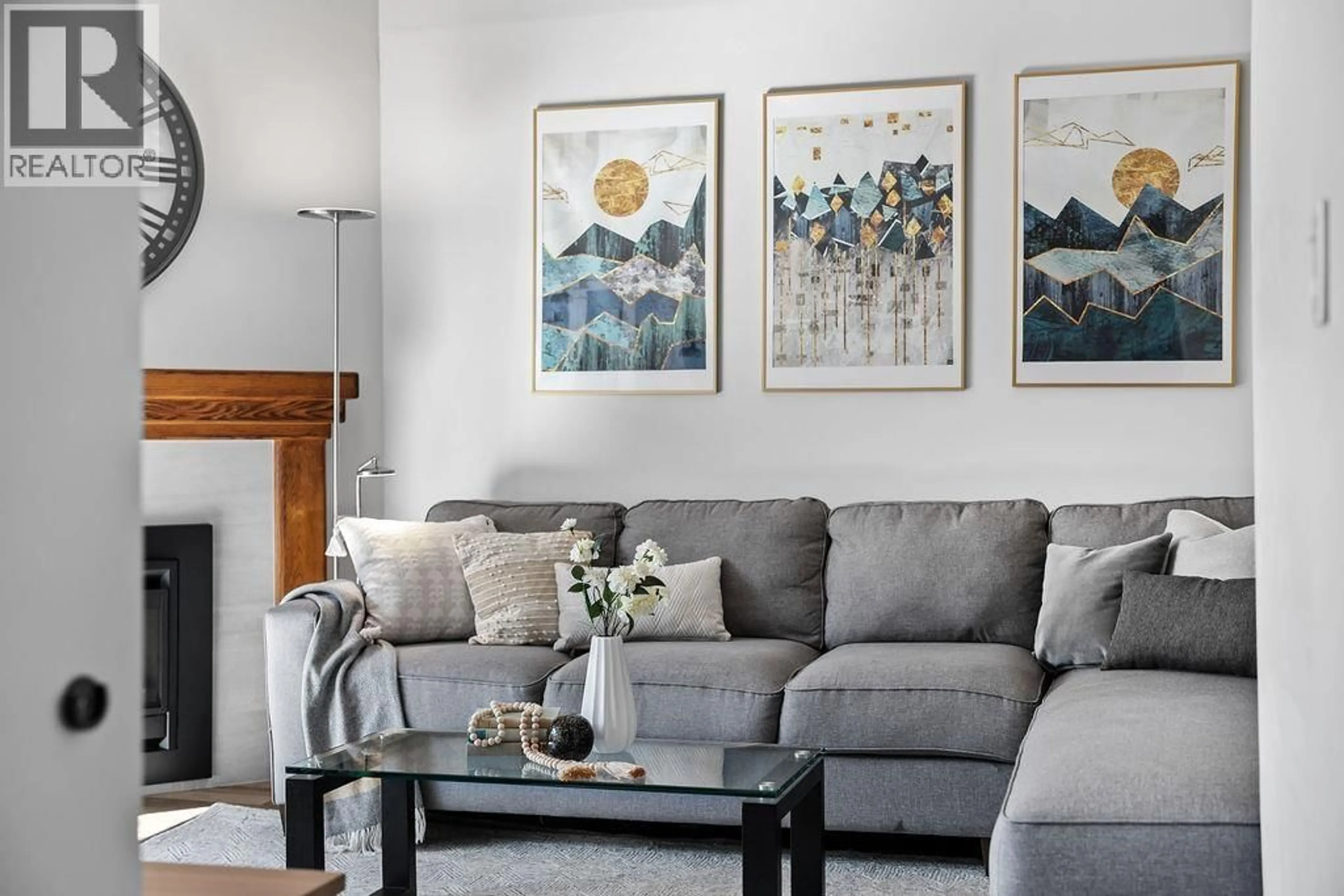 Living room with furniture, unknown for 26 - 230 15TH STREET, North Vancouver British Columbia V7M1S2