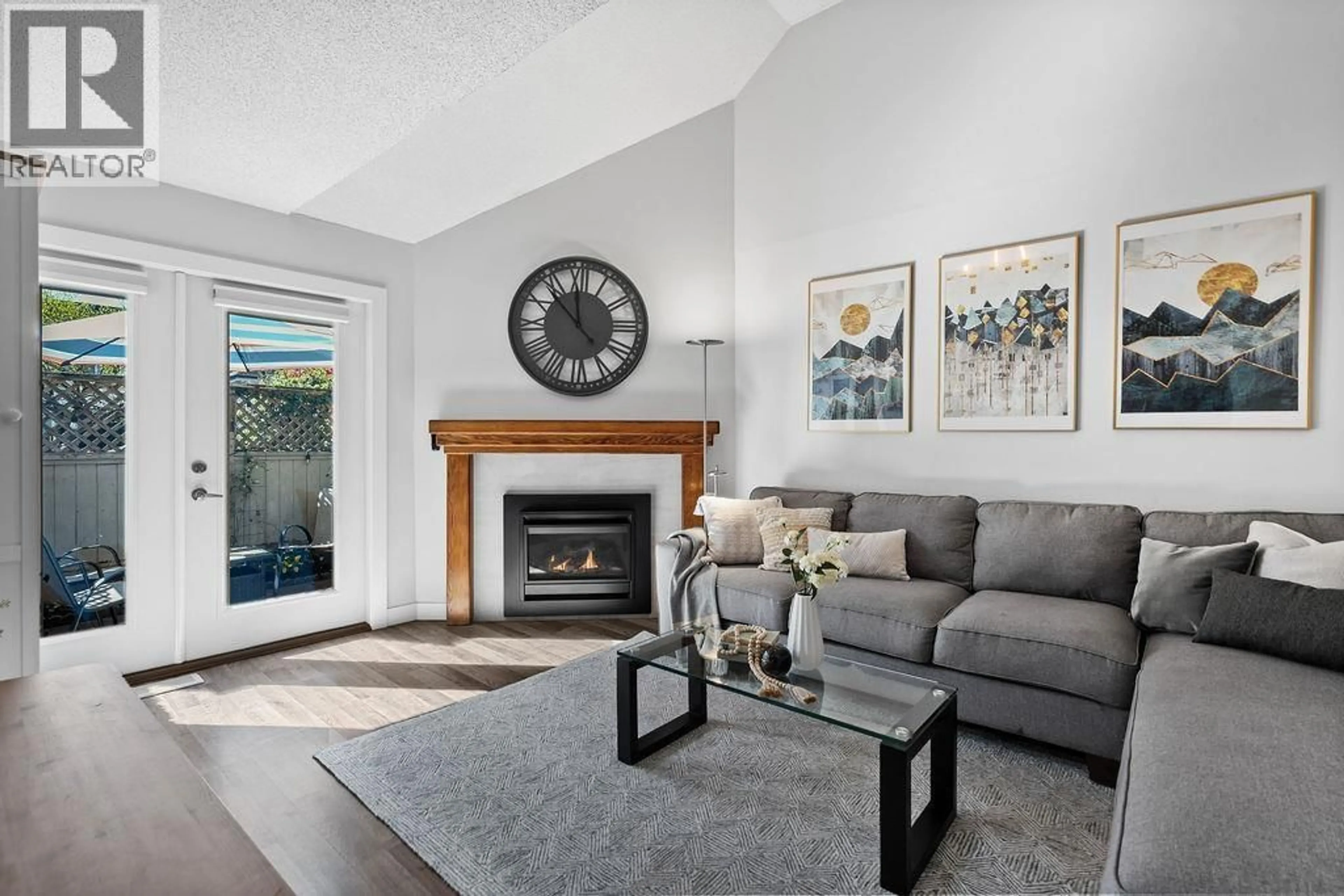 Living room with furniture, unknown for 26 - 230 15TH STREET, North Vancouver British Columbia V7M1S2