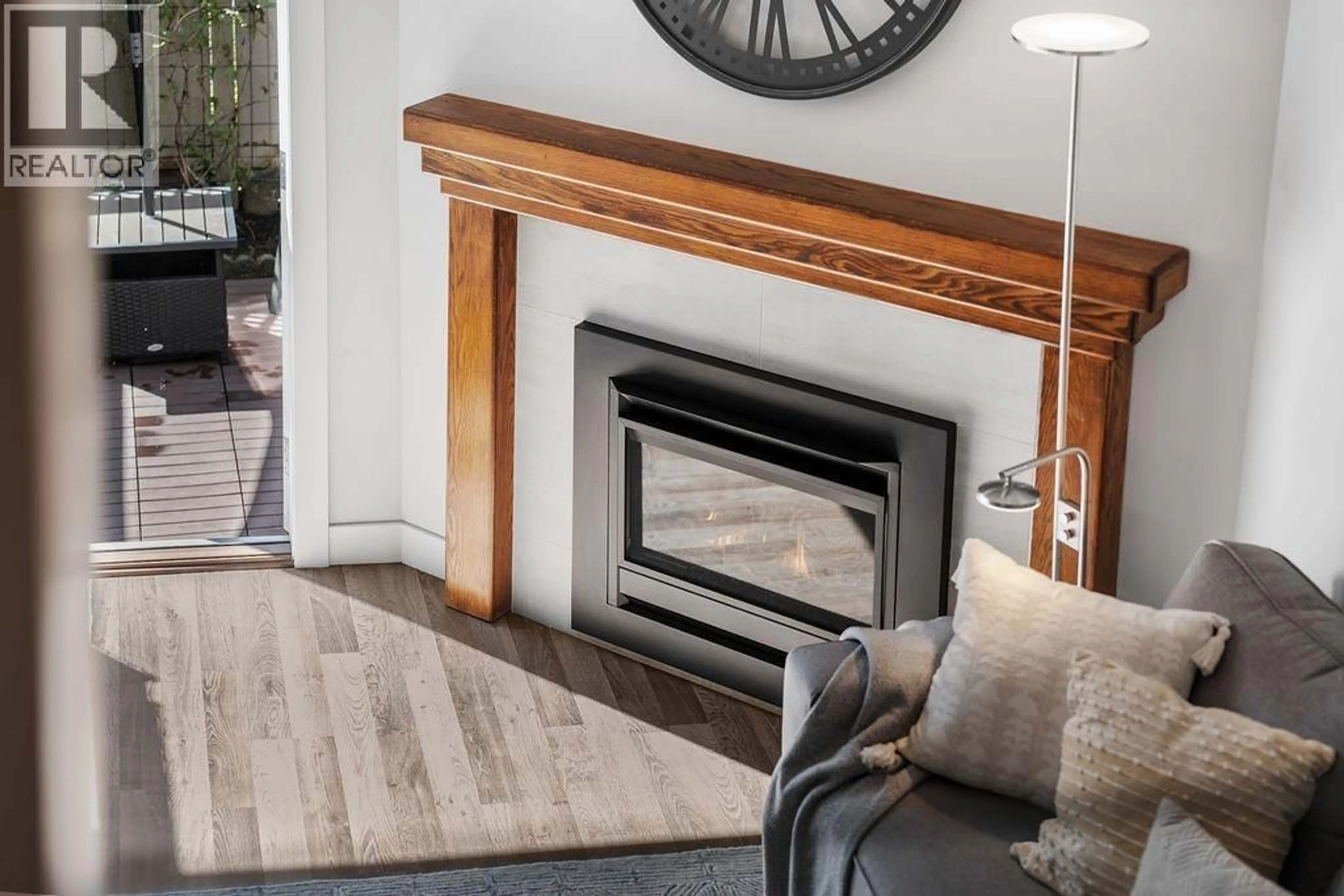 Living room with furniture, unknown for 26 - 230 15TH STREET, North Vancouver British Columbia V7M1S2