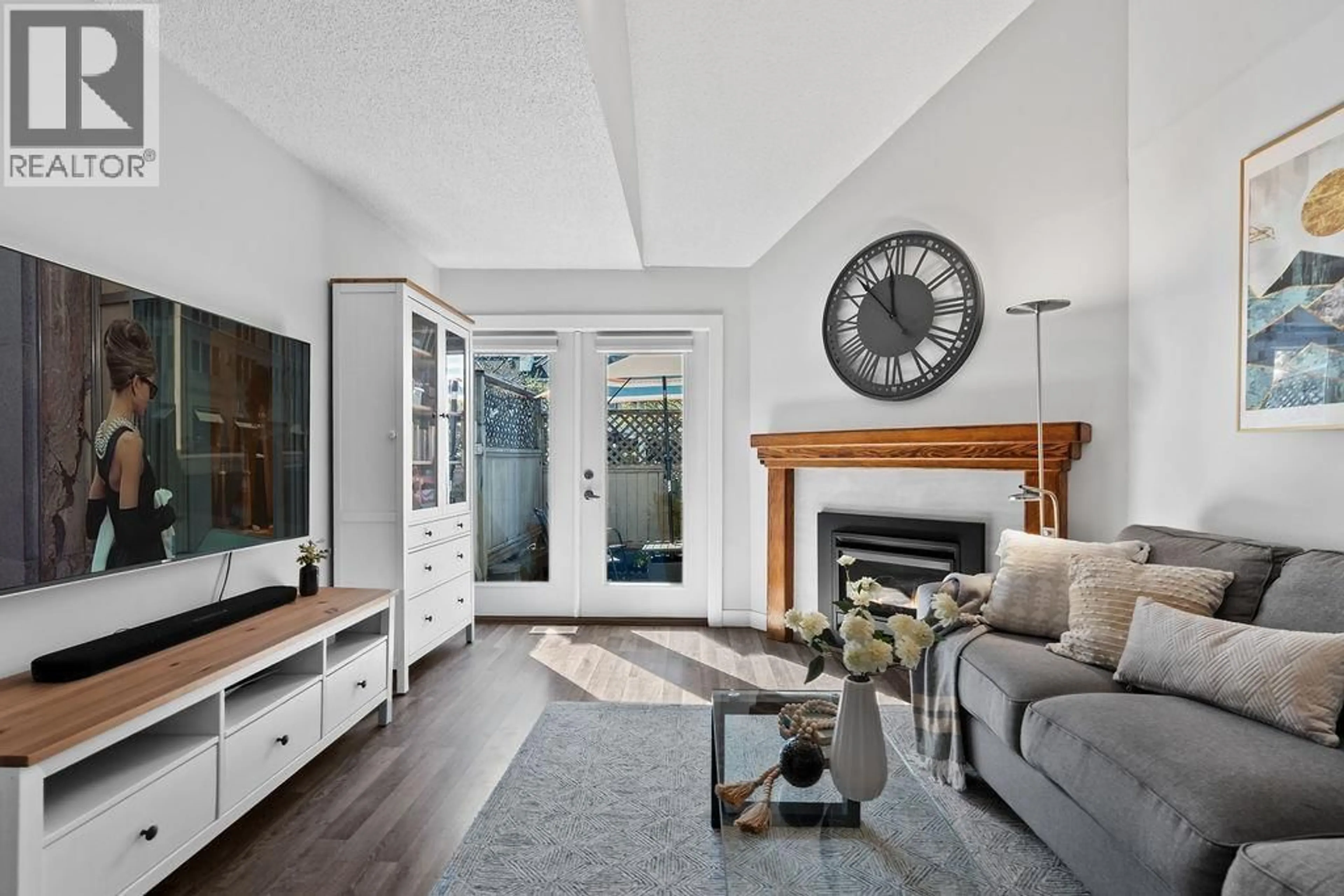 Living room with furniture, unknown for 26 - 230 15TH STREET, North Vancouver British Columbia V7M1S2