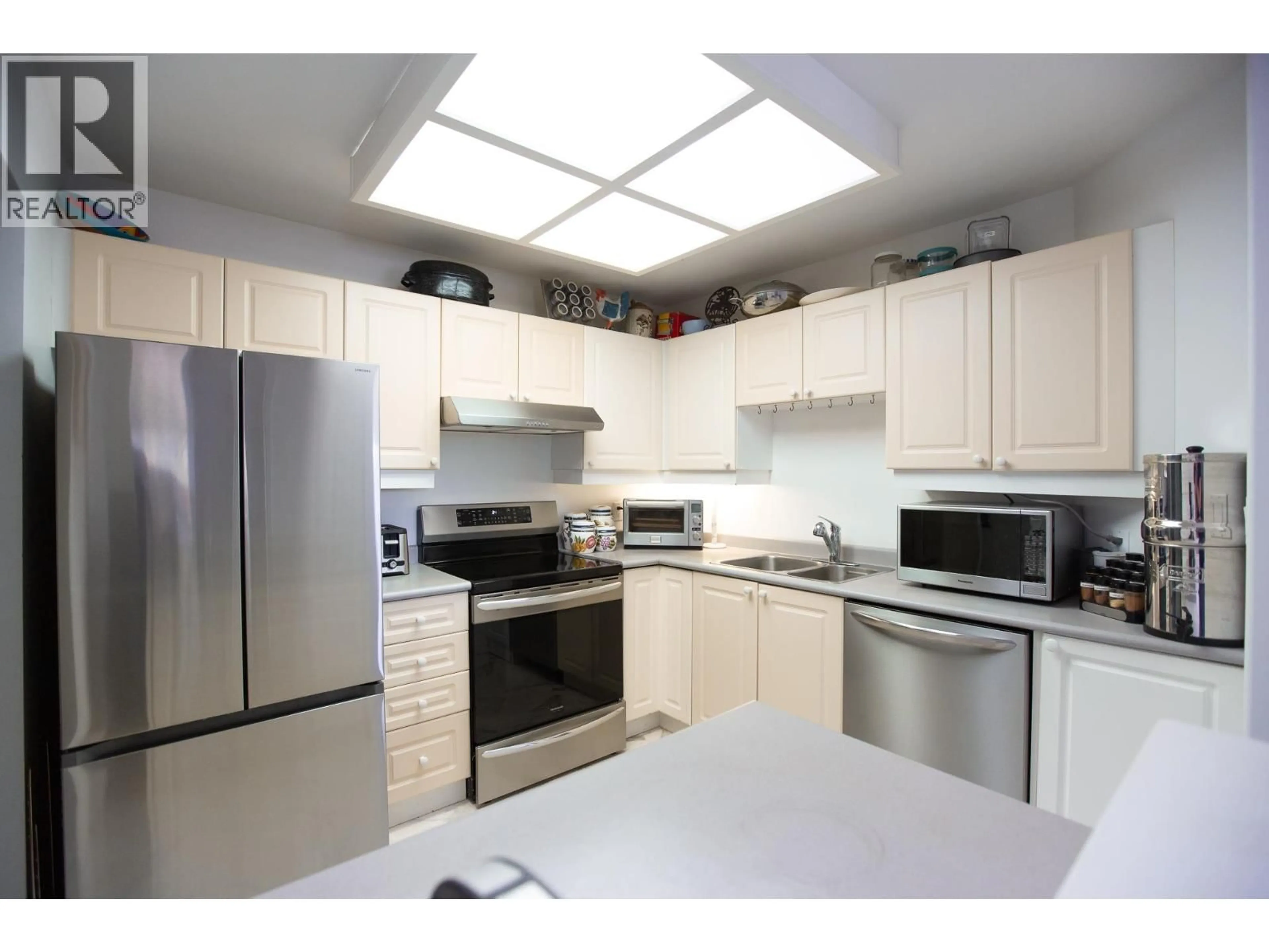 Standard kitchen, unknown for 307 - 5711 MERMAID STREET, Sechelt British Columbia V7Z0J6