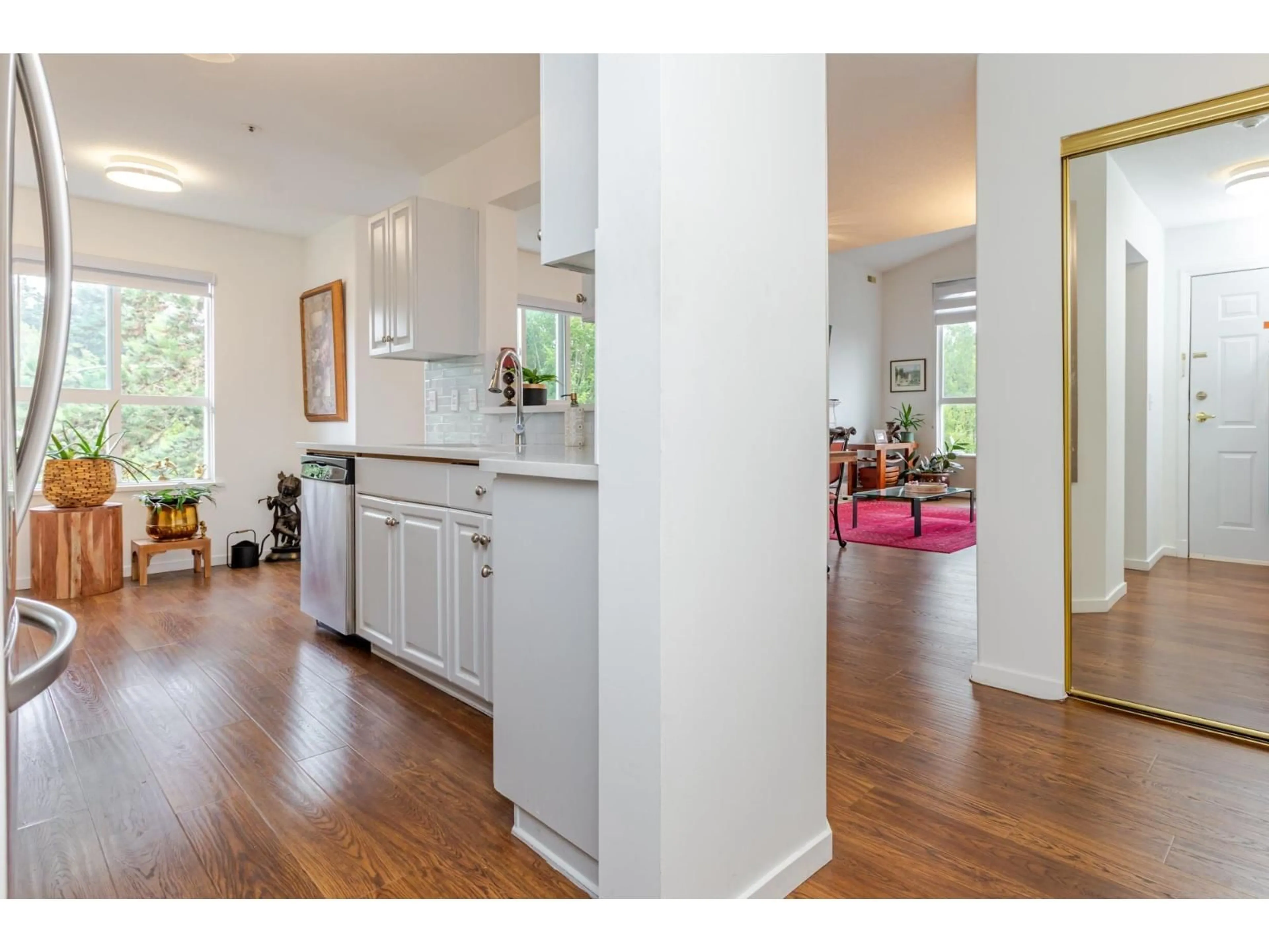 Open concept kitchen, wood/laminate floor for 402 - 13870 70 AVENUE, Surrey British Columbia V3W0R9