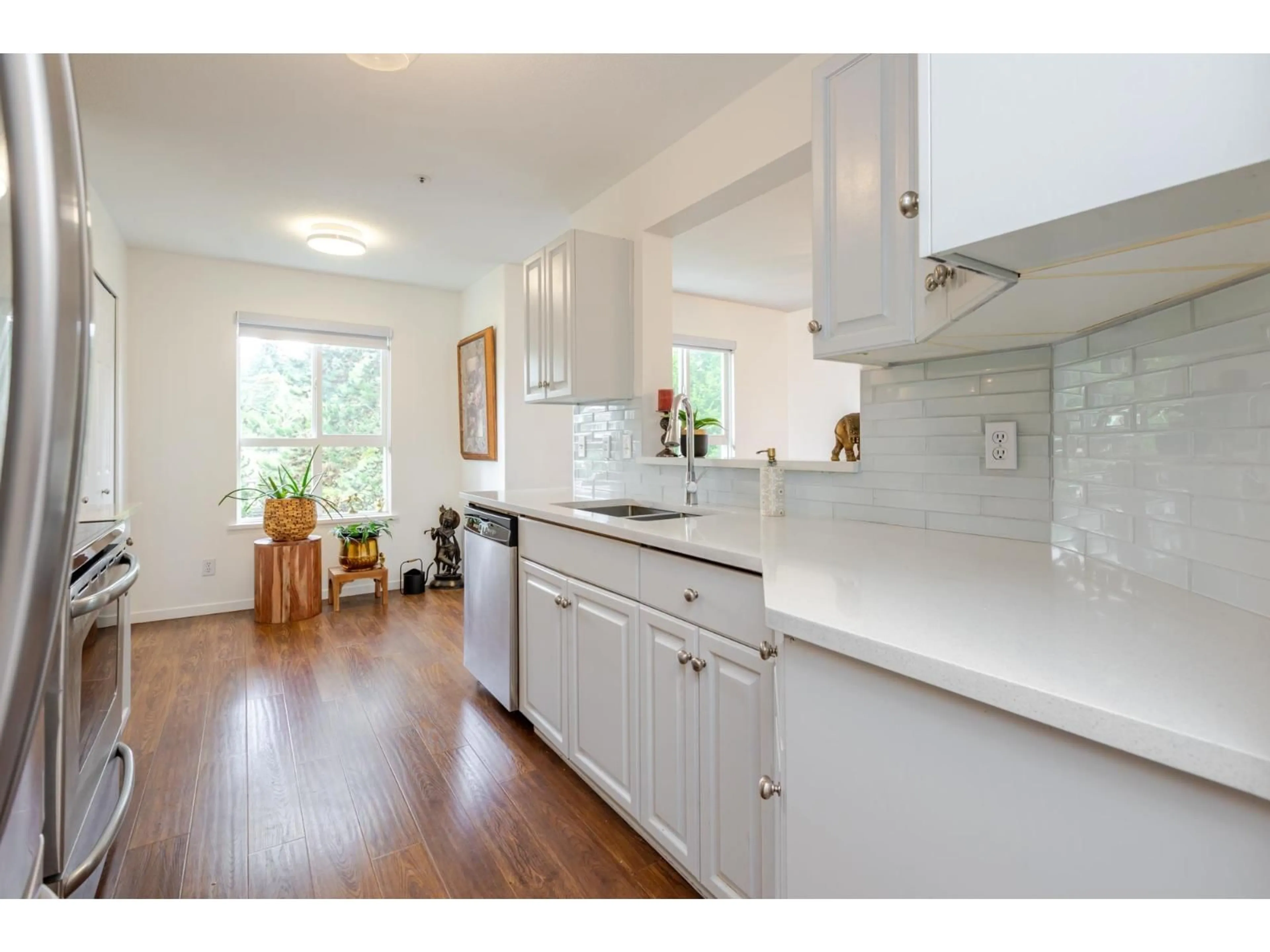 Open concept kitchen, unknown for 402 - 13870 70 AVENUE, Surrey British Columbia V3W0R9