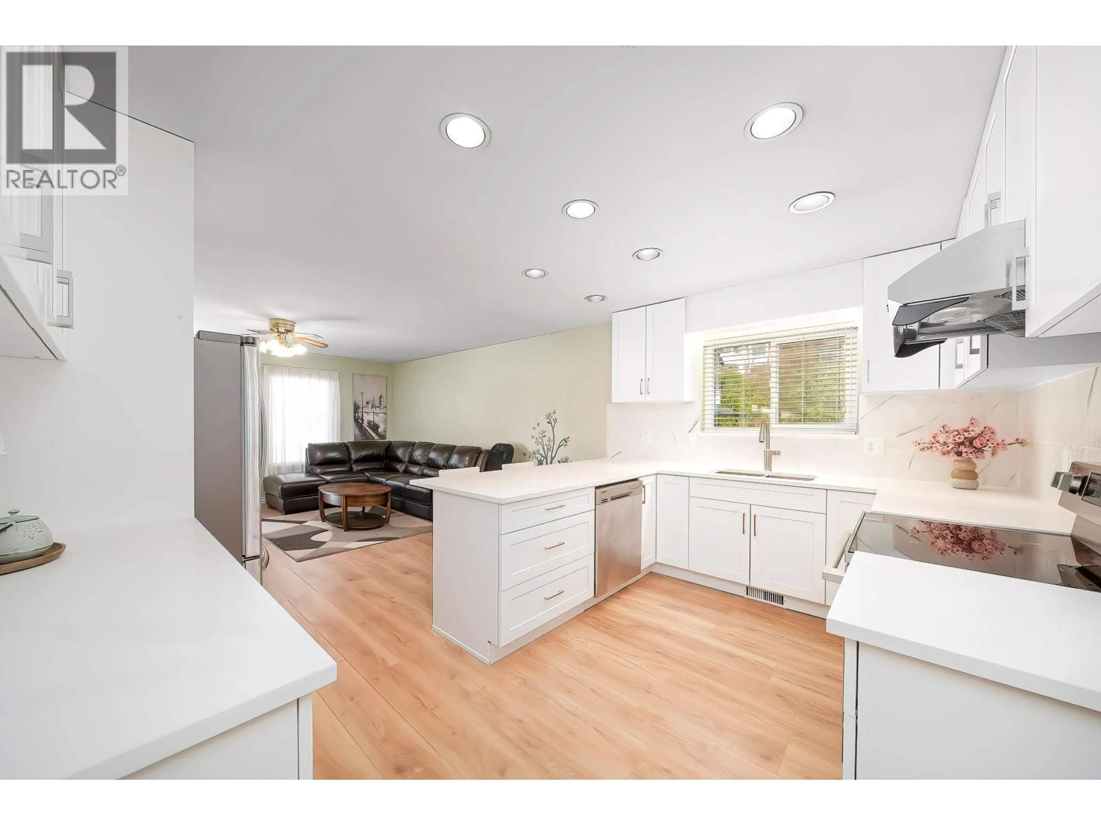 Open concept kitchen, unknown for 11 HARBOUR PLACE, Port Moody British Columbia V3H4J8