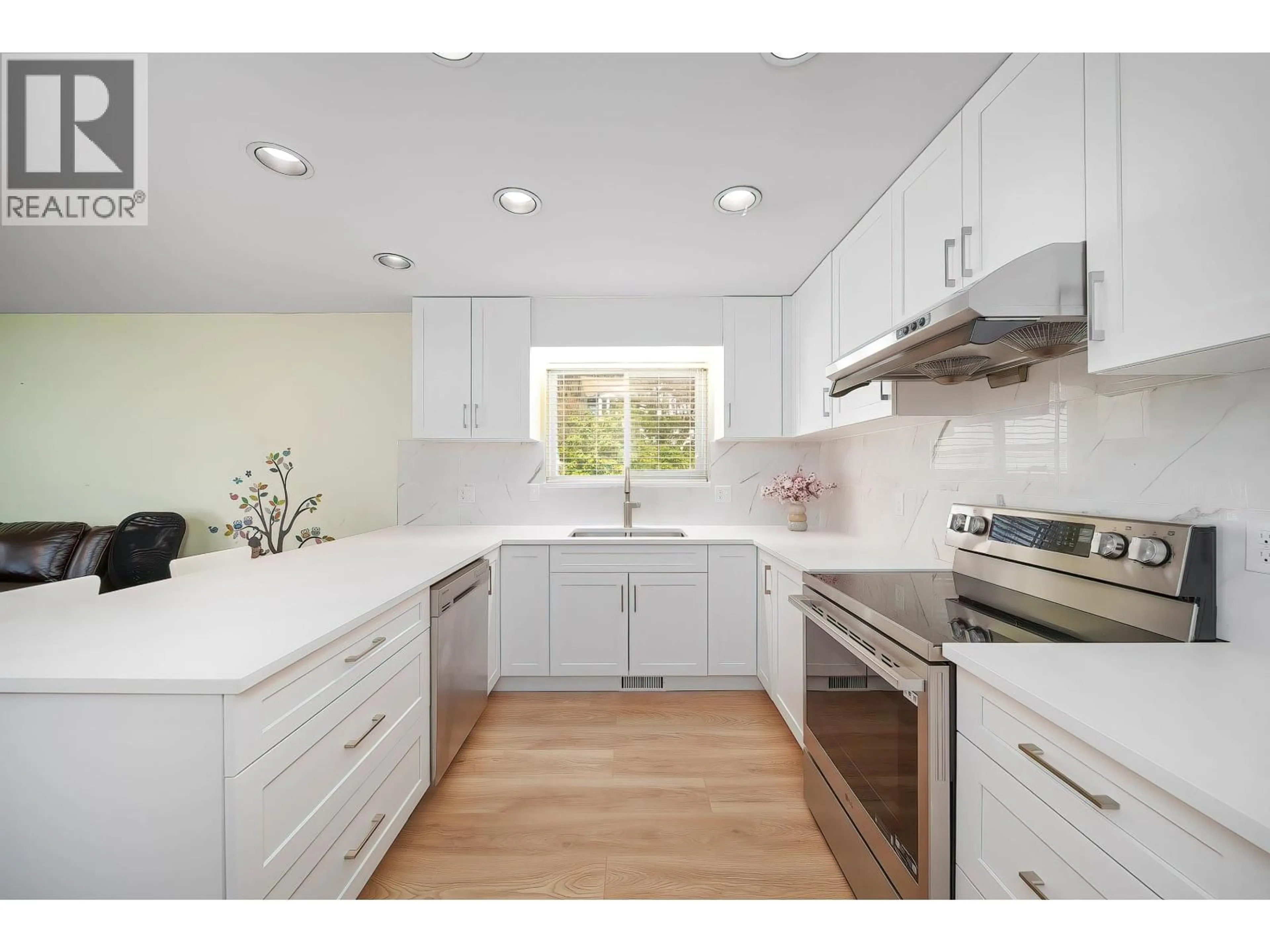 Contemporary kitchen, unknown for 11 HARBOUR PLACE, Port Moody British Columbia V3H4J8
