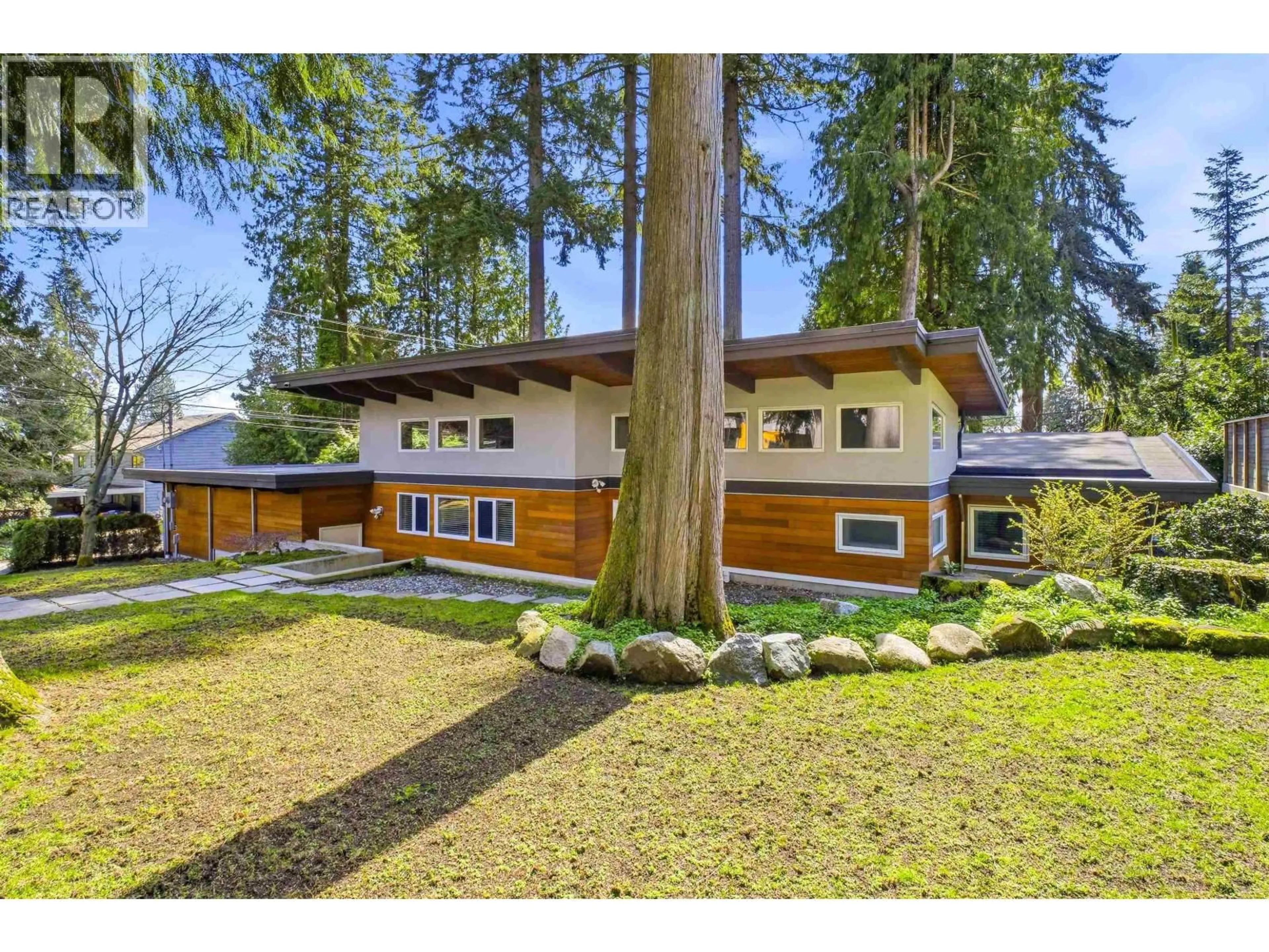 A pic from outside/outdoor area/front of a property/back of a property/a pic from drone, unknown for 672 ST JAMES ROAD, North Vancouver British Columbia V7N1L6