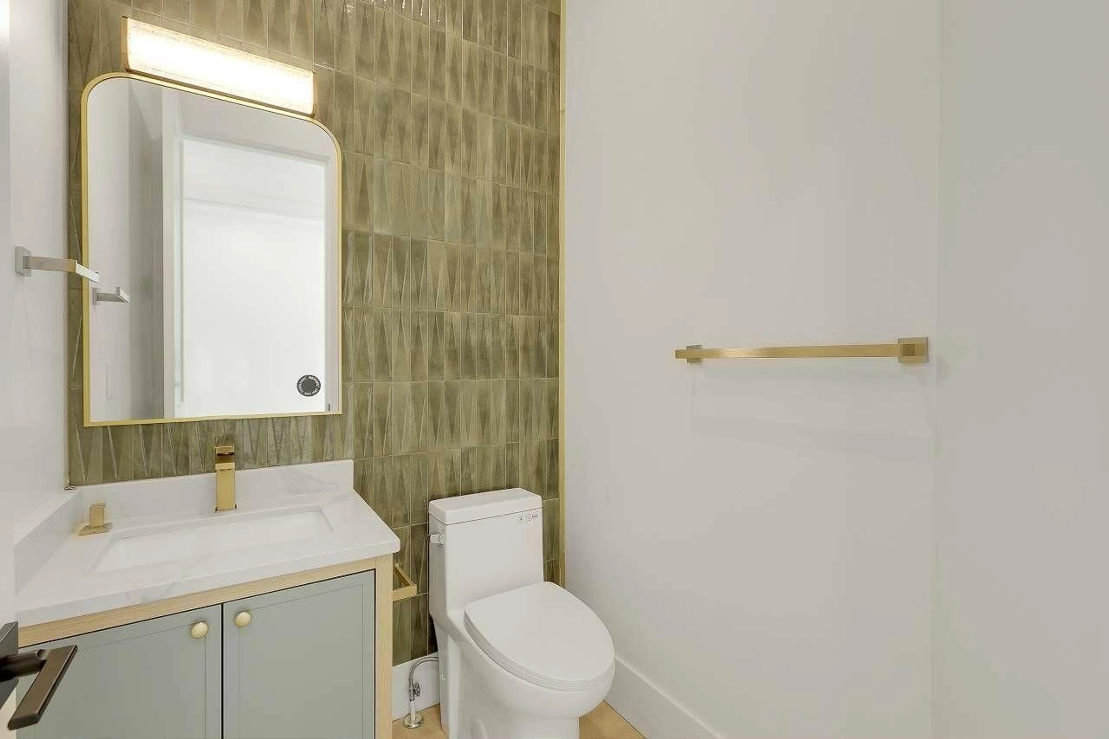 Standard bathroom, unknown for 7682 196 STREET, Langley British Columbia V2Y3V4