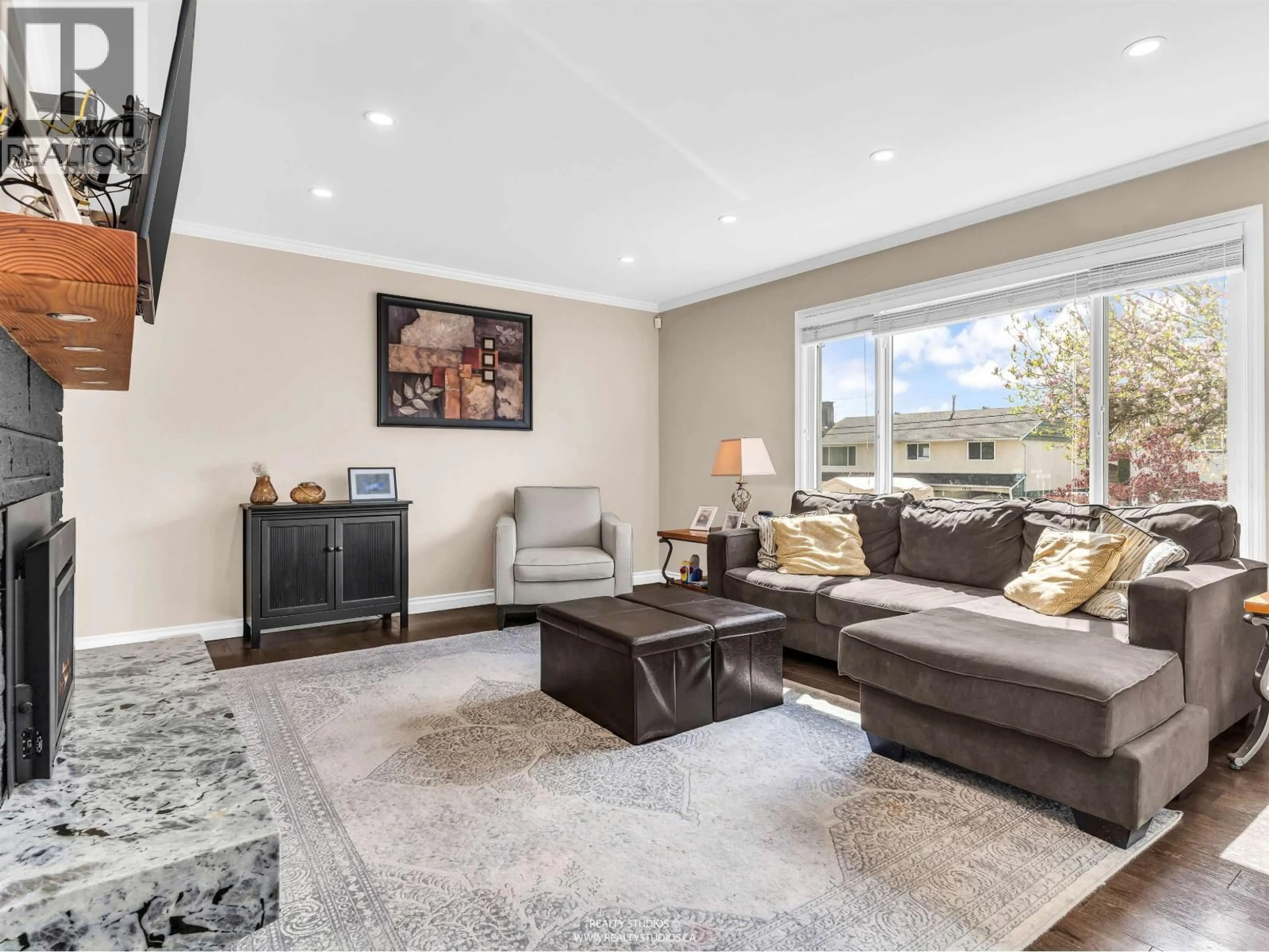 Living room with furniture, unknown for 1975 ROUTLEY AVENUE, Port Coquitlam British Columbia V3C1A8