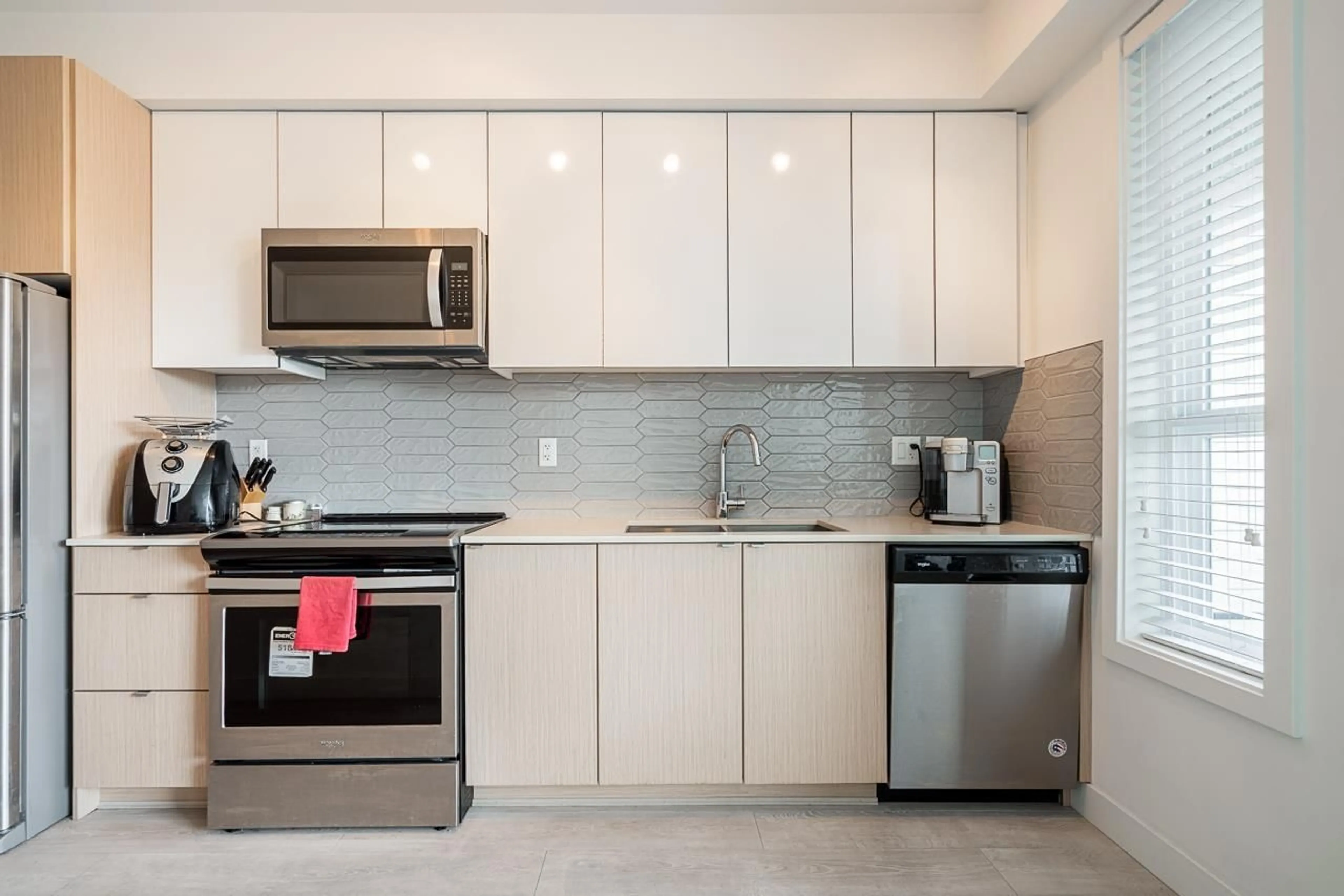 Standard kitchen, ceramic/tile floor for 303 - 19567 64 AVENUE, Surrey British Columbia V3S7H8