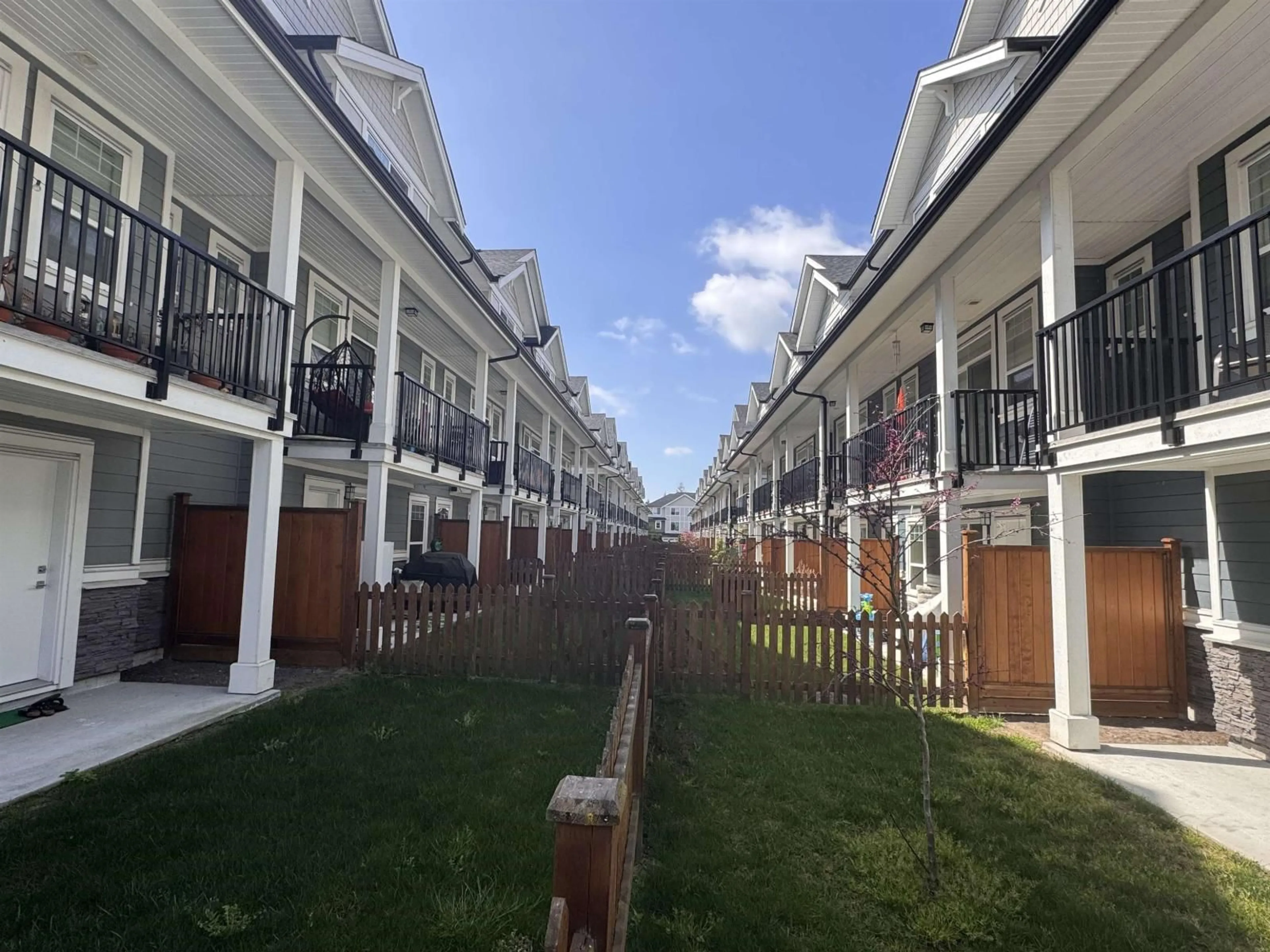 Patio, street for 31 - 19501 74 AVENUE, Surrey British Columbia V4N6V7