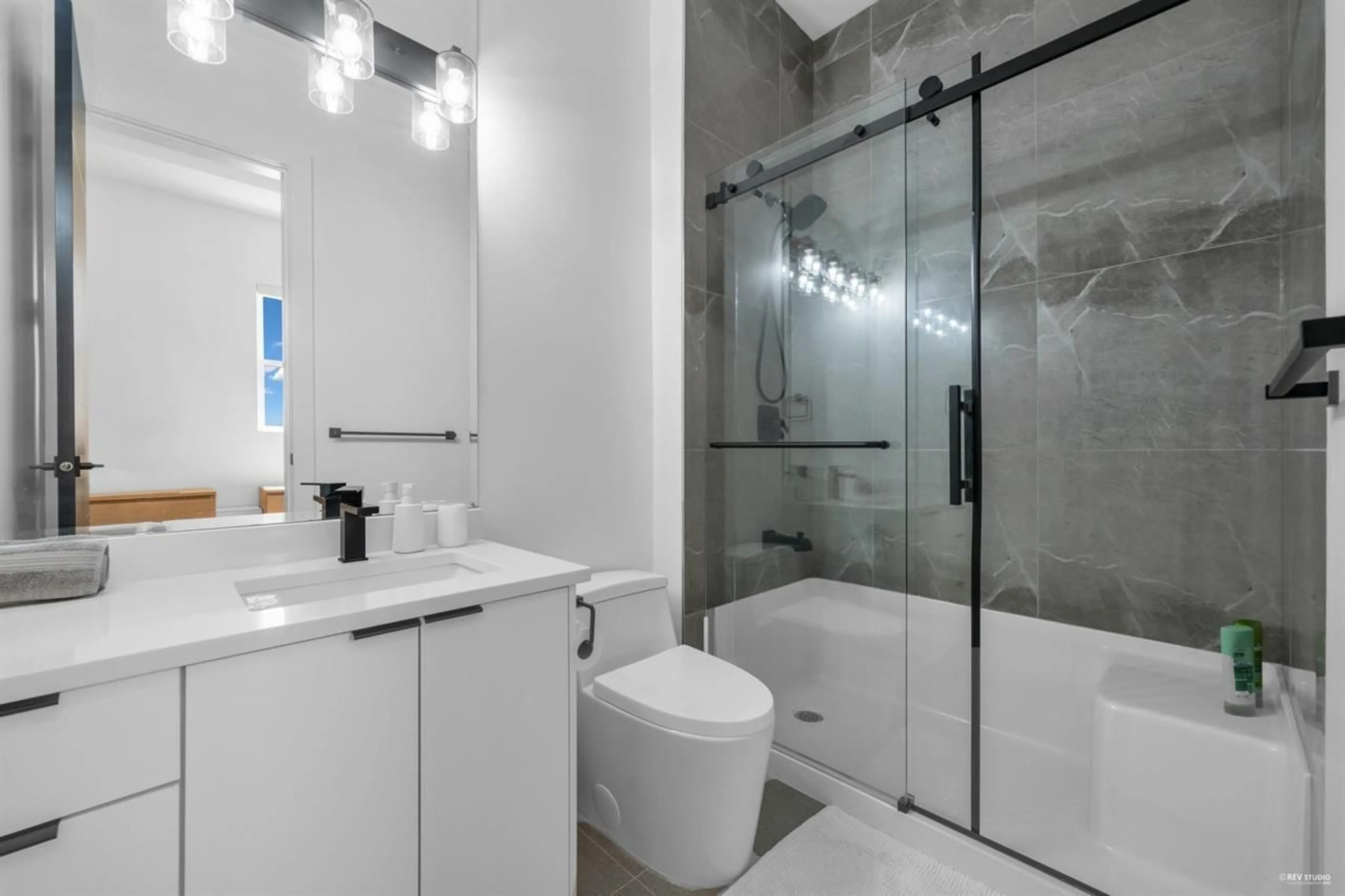 Standard bathroom, ceramic/tile floor for 11344 RIVER ROAD, Surrey British Columbia V3V2V6